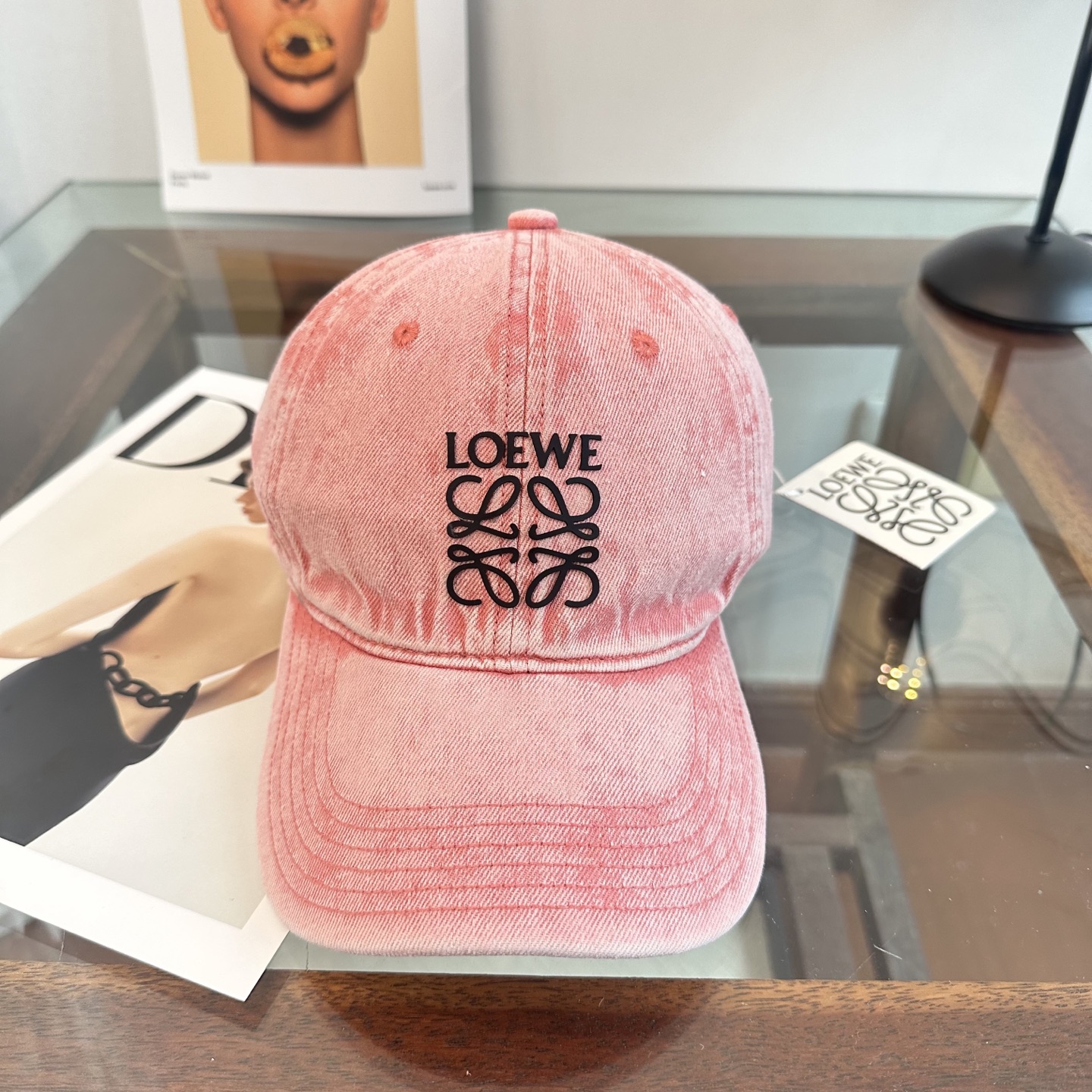 Loewe罗意威26春棒球们颜值担当，遮阳挡风的四季款，闭眼入不会撞款喔！版型挺阔 面料很好喔