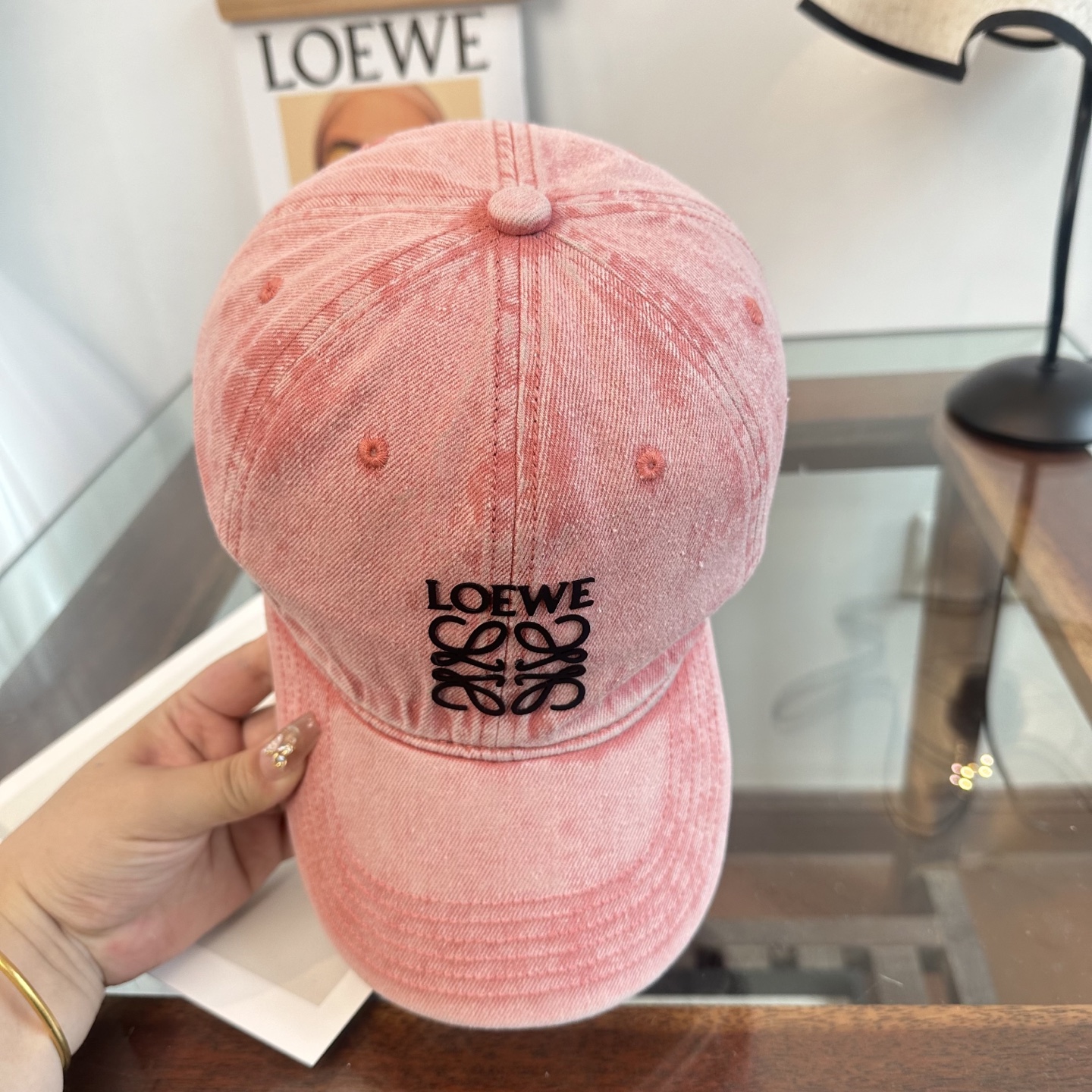 Loewe罗意威26春棒球们颜值担当，遮阳挡风的四季款，闭眼入不会撞款喔！版型挺阔 面料很好喔