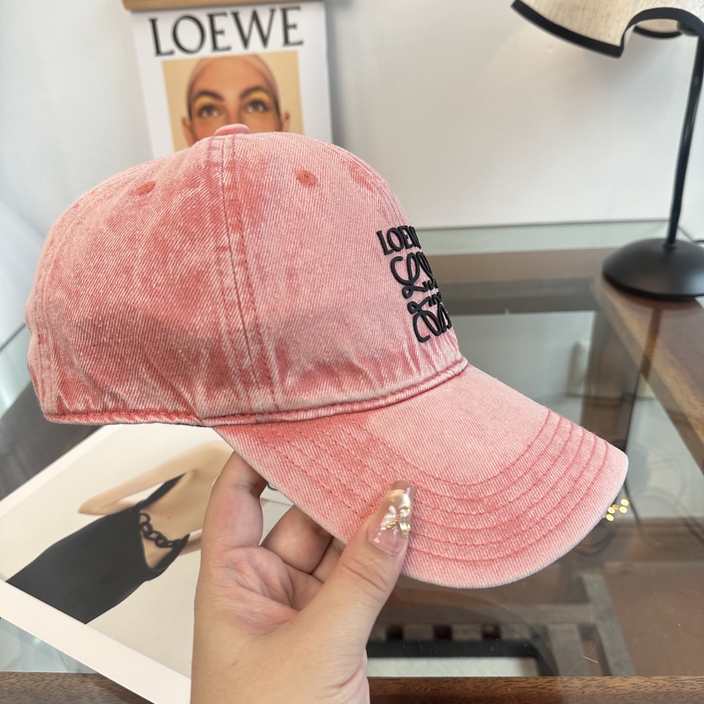 Loewe罗意威26春棒球们颜值担当，遮阳挡风的四季款，闭眼入不会撞款喔！版型挺阔 面料很好喔