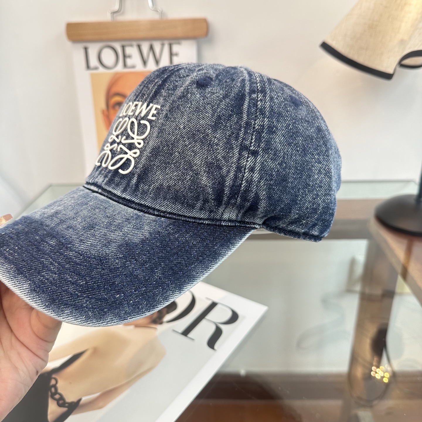 Loewe罗意威26春棒球们颜值担当，遮阳挡风的四季款，闭眼入不会撞款喔！版型挺阔 面料很好喔