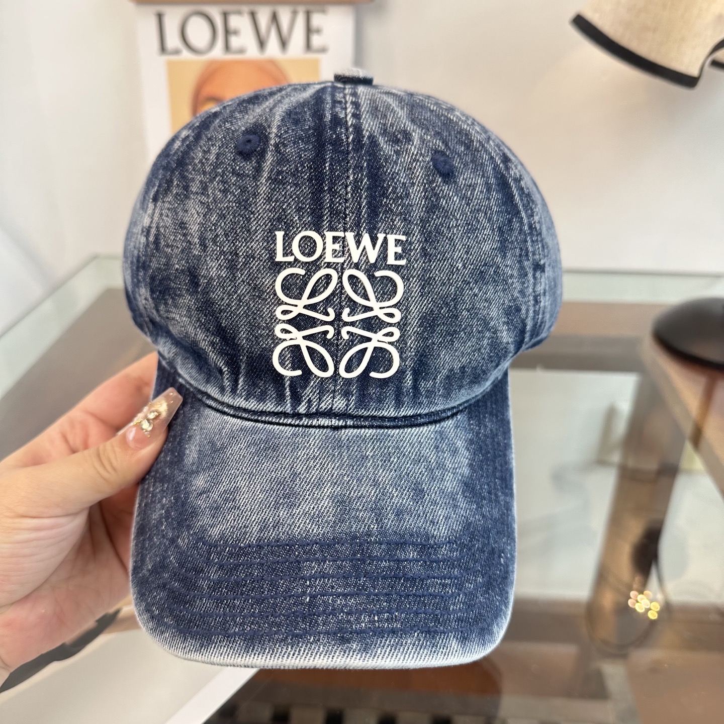 Loewe罗意威26春棒球们颜值担当，遮阳挡风的四季款，闭眼入不会撞款喔！版型挺阔 面料很好喔