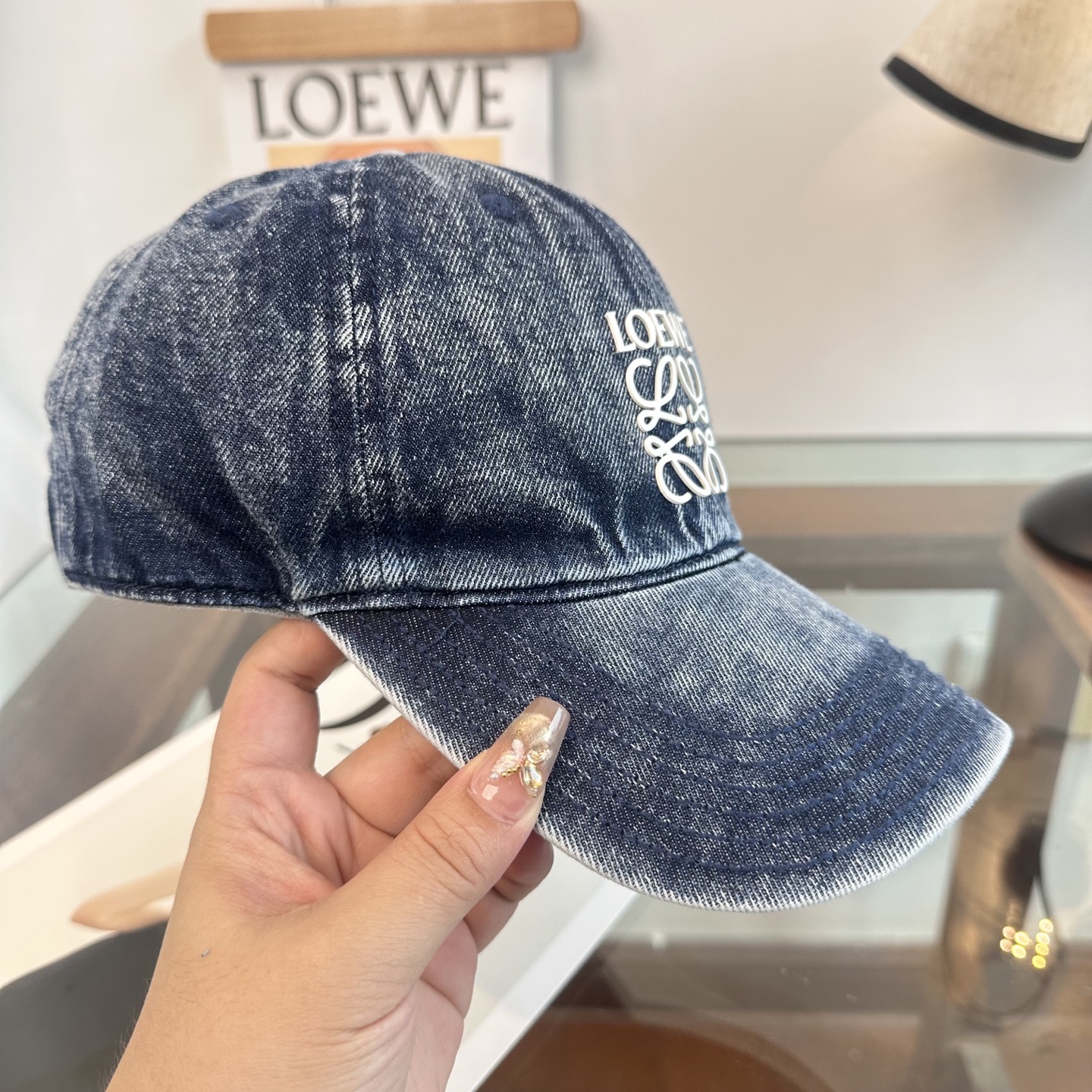 Loewe罗意威26春棒球们颜值担当，遮阳挡风的四季款，闭眼入不会撞款喔！版型挺阔 面料很好喔