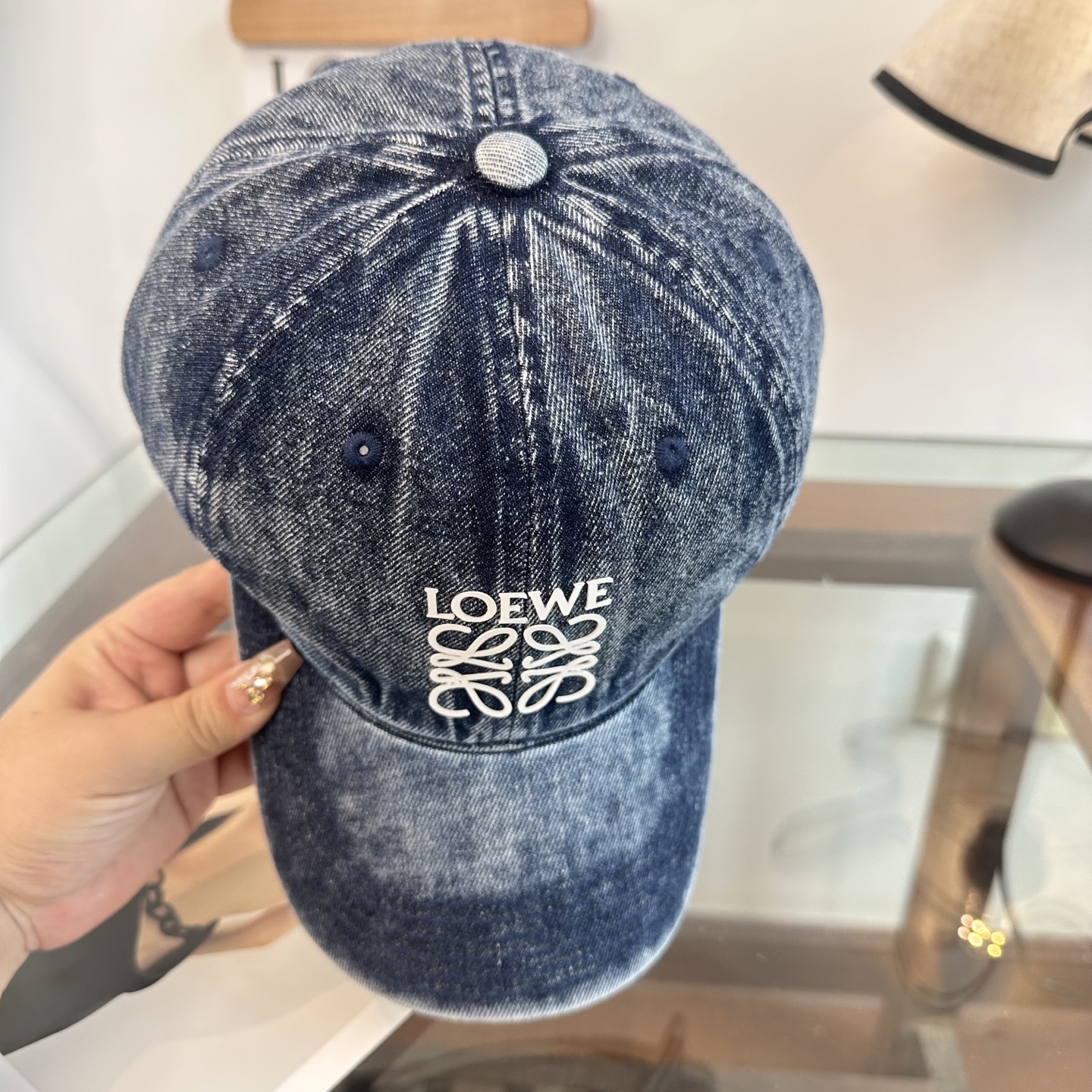 Loewe罗意威26春棒球们颜值担当，遮阳挡风的四季款，闭眼入不会撞款喔！版型挺阔 面料很好喔