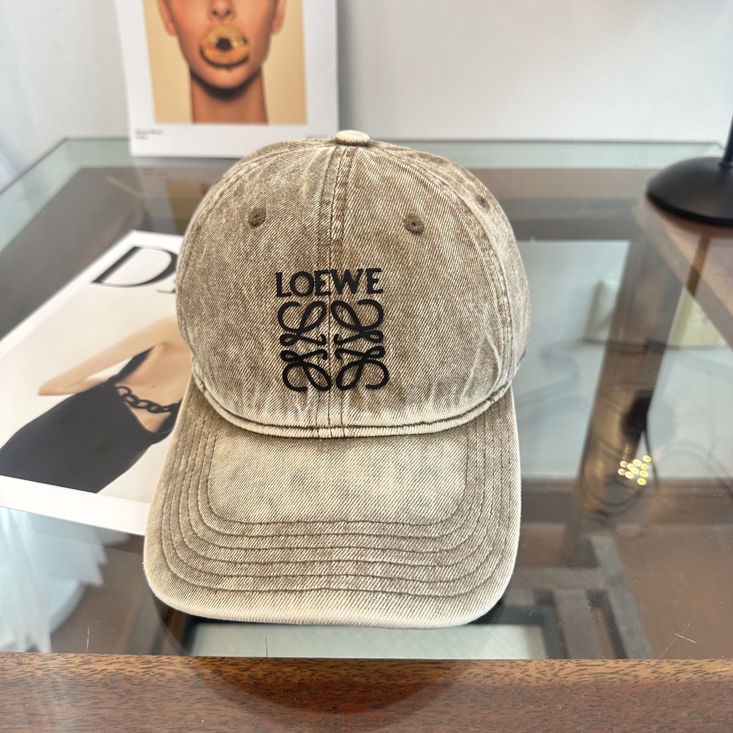 Loewe罗意威26春棒球们颜值担当，遮阳挡风的四季款，闭眼入不会撞款喔！版型挺阔 面料很好喔