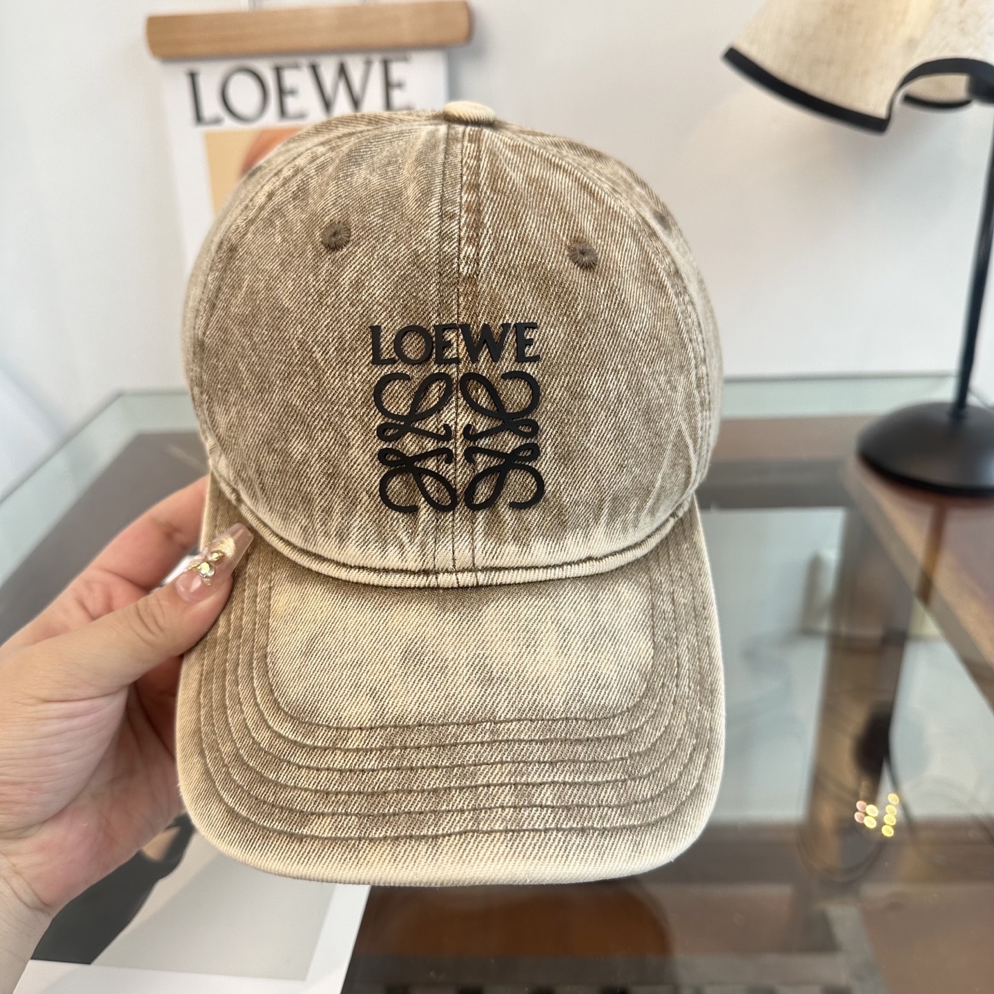 Loewe罗意威26春棒球们颜值担当，遮阳挡风的四季款，闭眼入不会撞款喔！版型挺阔 面料很好喔
