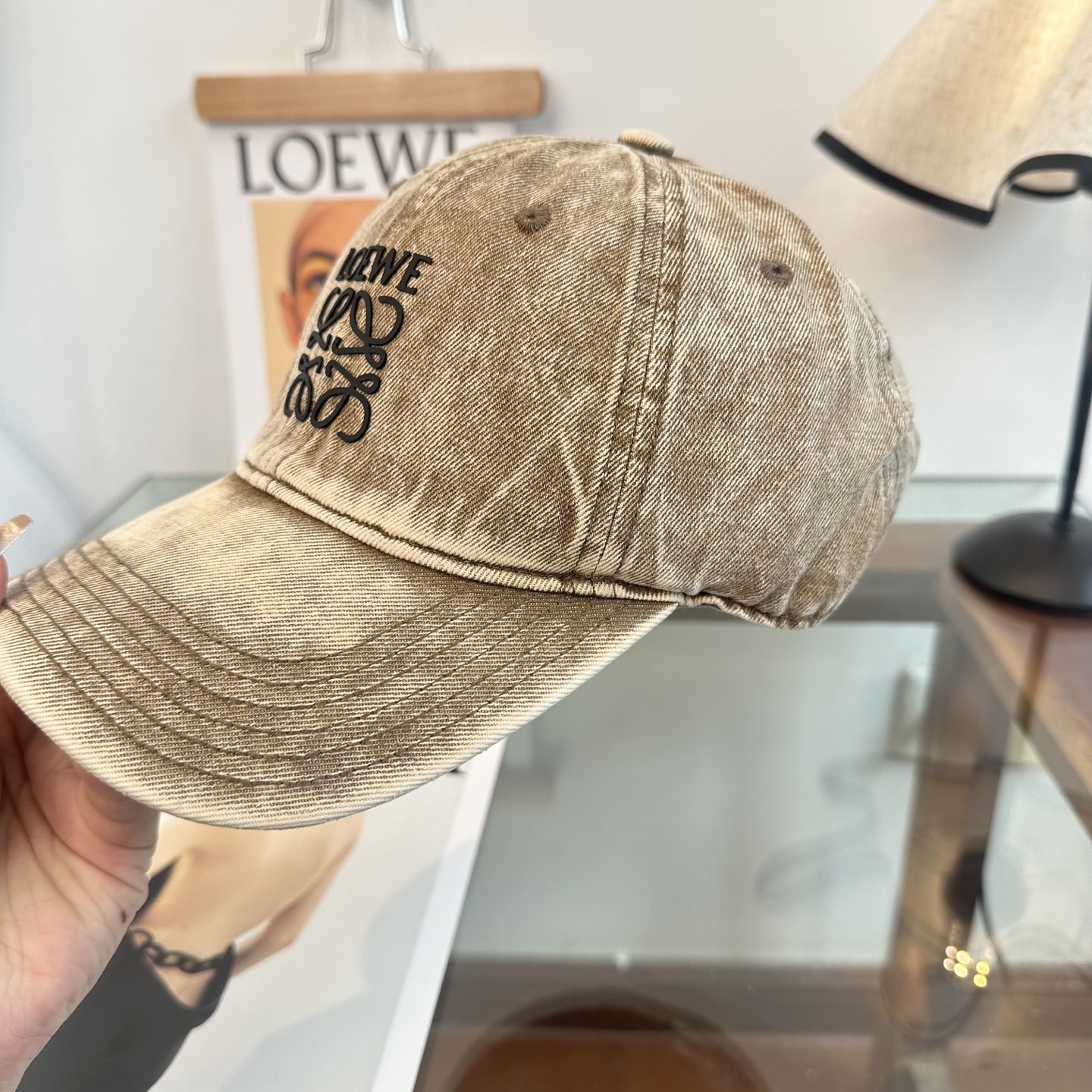 Loewe罗意威26春棒球们颜值担当，遮阳挡风的四季款，闭眼入不会撞款喔！版型挺阔 面料很好喔