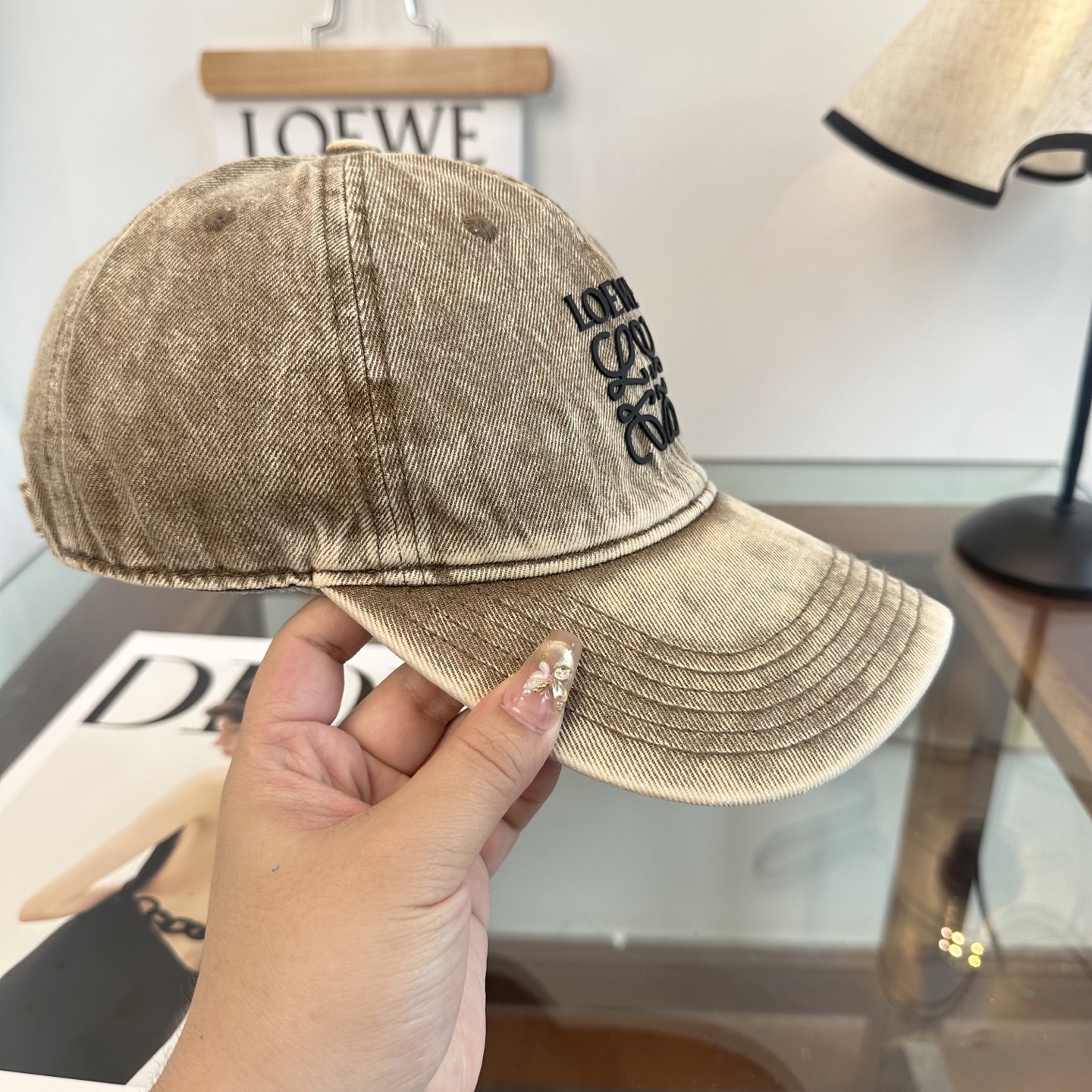Loewe罗意威26春棒球们颜值担当，遮阳挡风的四季款，闭眼入不会撞款喔！版型挺阔 面料很好喔