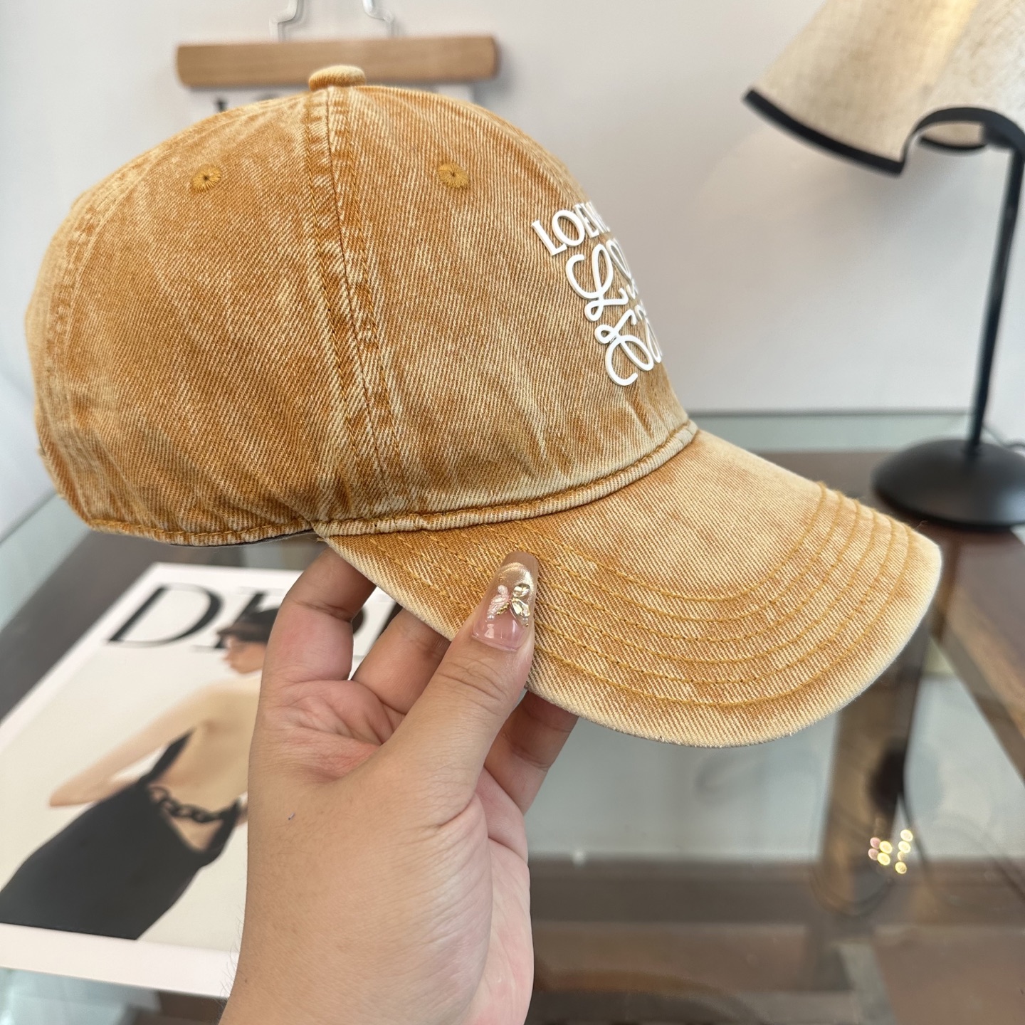 Loewe罗意威26春棒球们颜值担当，遮阳挡风的四季款，闭眼入不会撞款喔！版型挺阔 面料很好喔