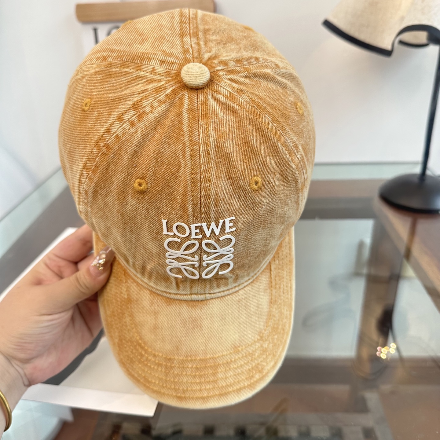 Loewe罗意威26春棒球们颜值担当，遮阳挡风的四季款，闭眼入不会撞款喔！版型挺阔 面料很好喔