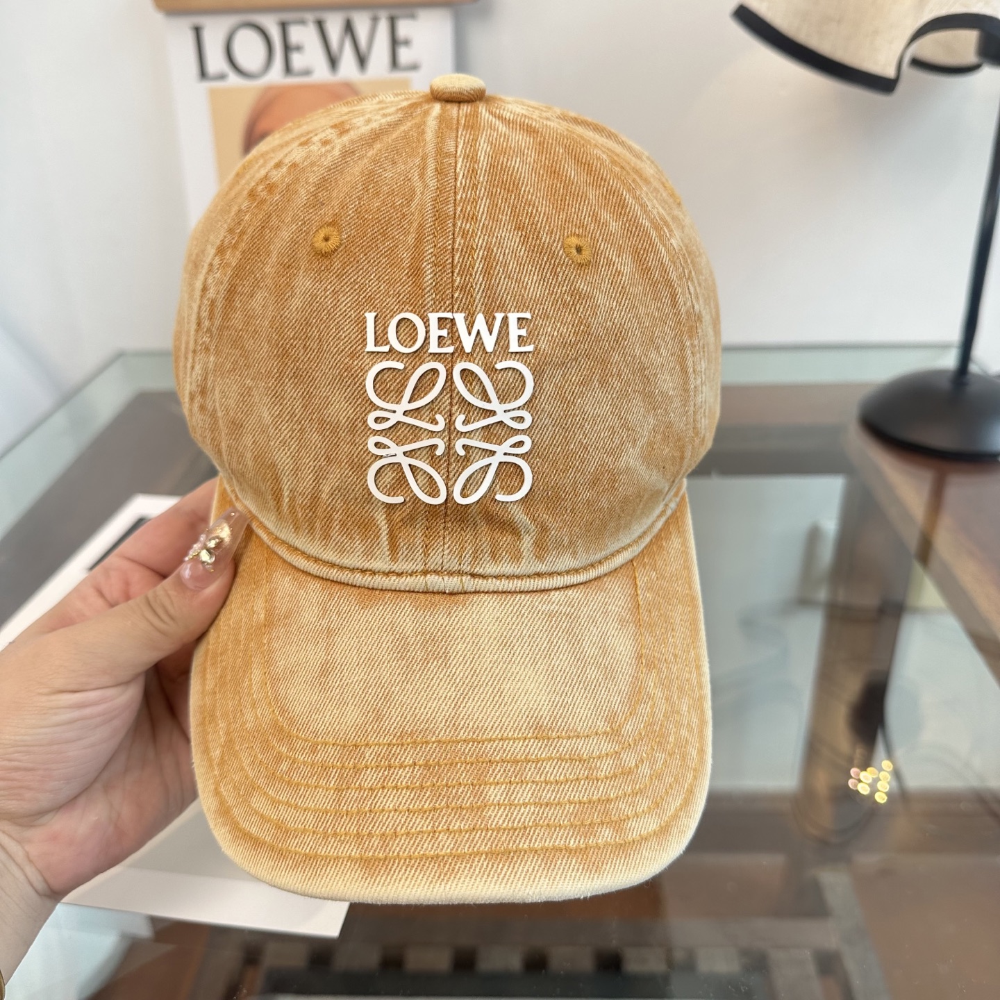 Loewe罗意威26春棒球们颜值担当，遮阳挡风的四季款，闭眼入不会撞款喔！版型挺阔 面料很好喔