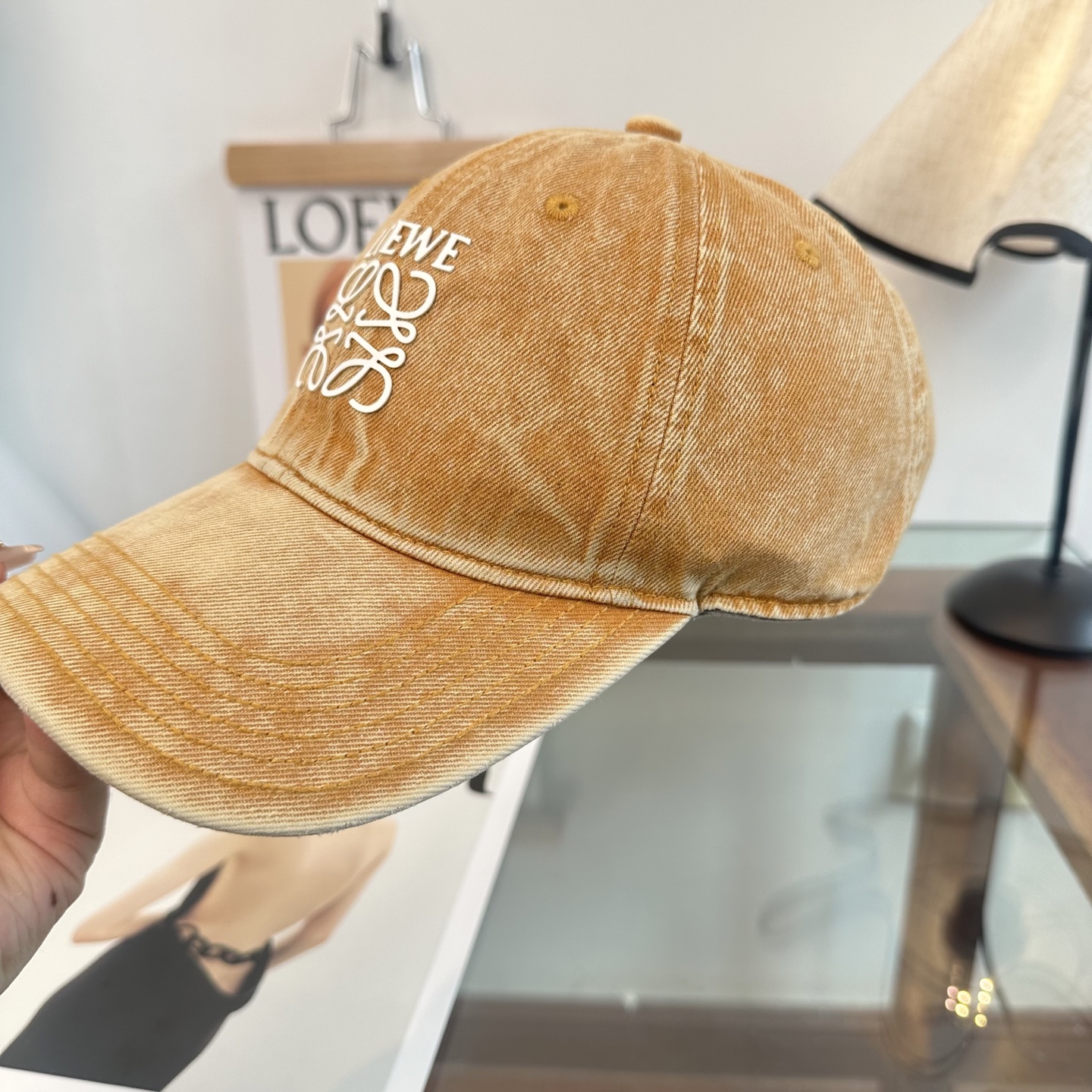 Loewe罗意威26春棒球们颜值担当，遮阳挡风的四季款，闭眼入不会撞款喔！版型挺阔 面料很好喔