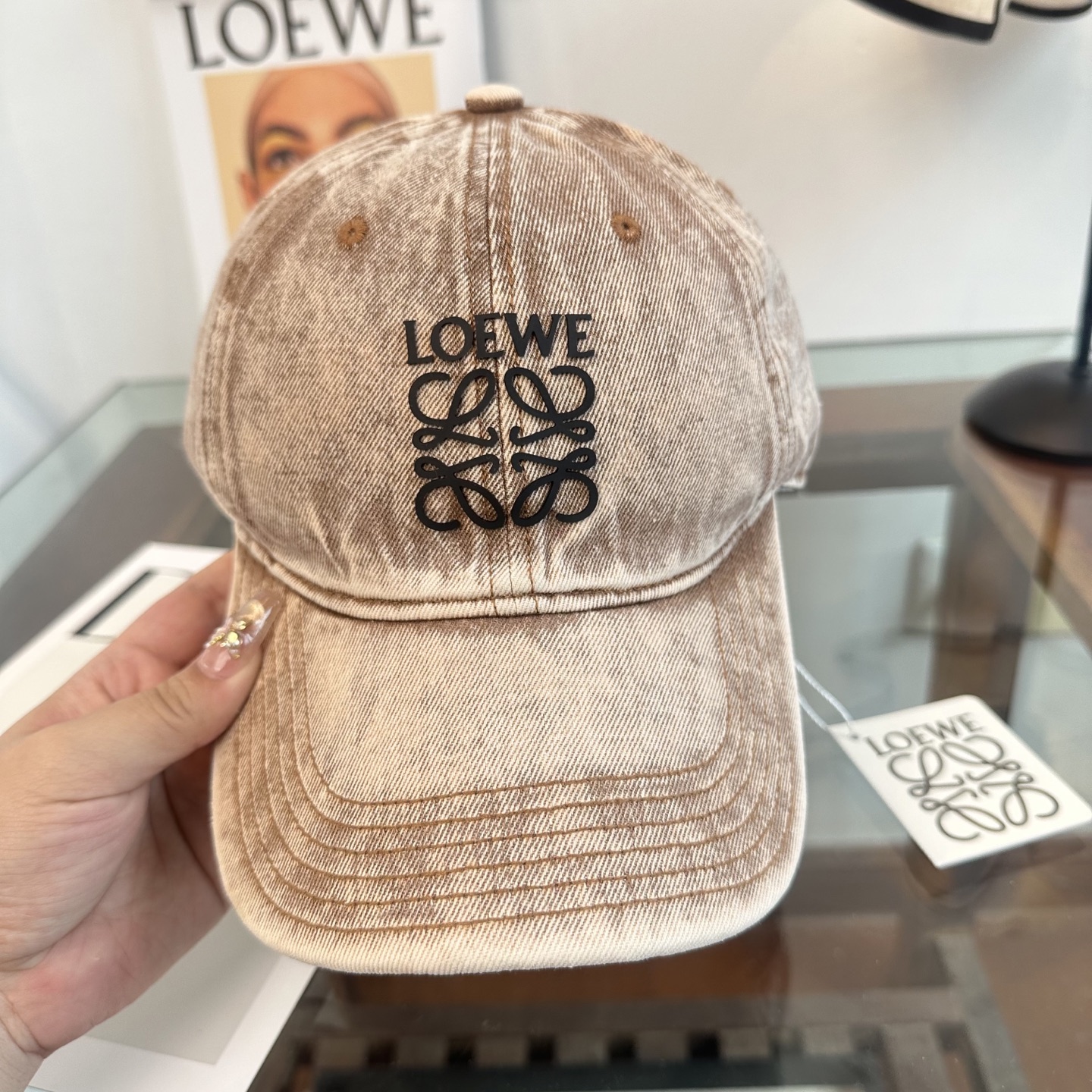 Loewe罗意威26春棒球们颜值担当，遮阳挡风的四季款，闭眼入不会撞款喔！版型挺阔 面料很好喔