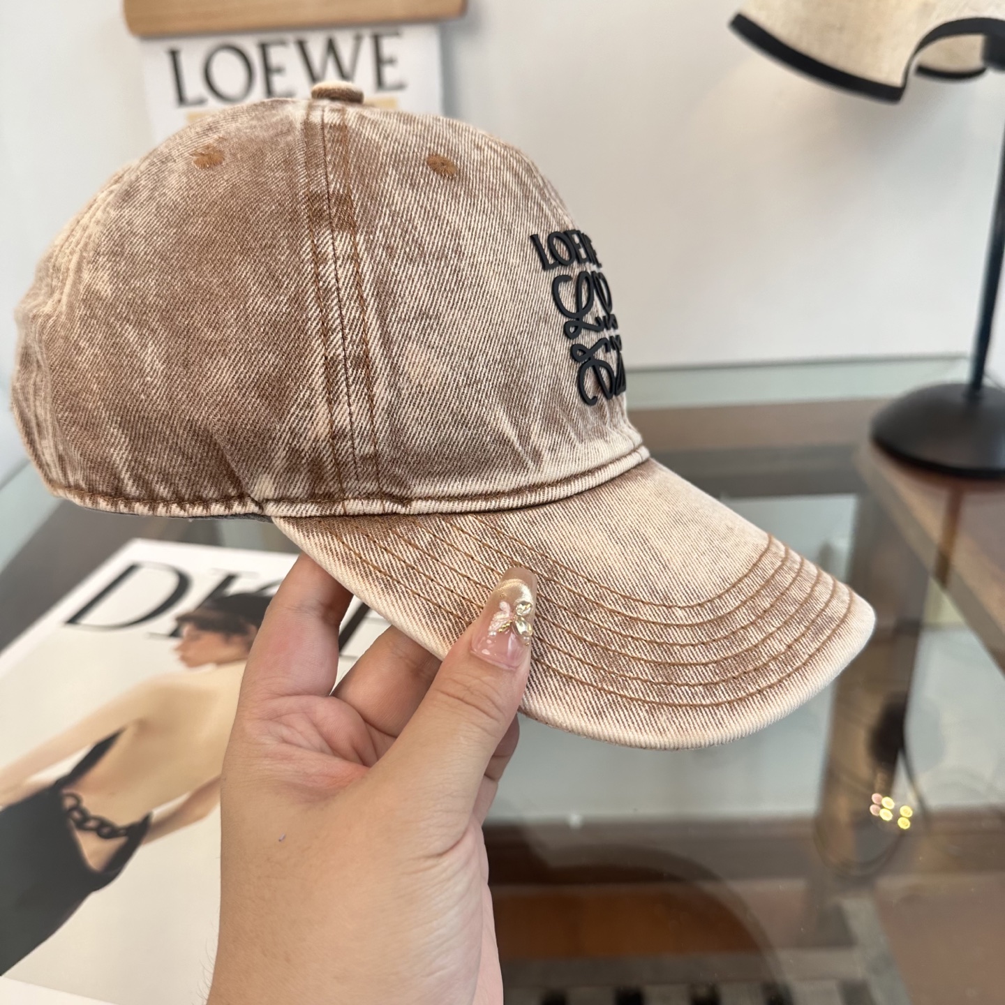 Loewe罗意威26春棒球们颜值担当，遮阳挡风的四季款，闭眼入不会撞款喔！版型挺阔 面料很好喔