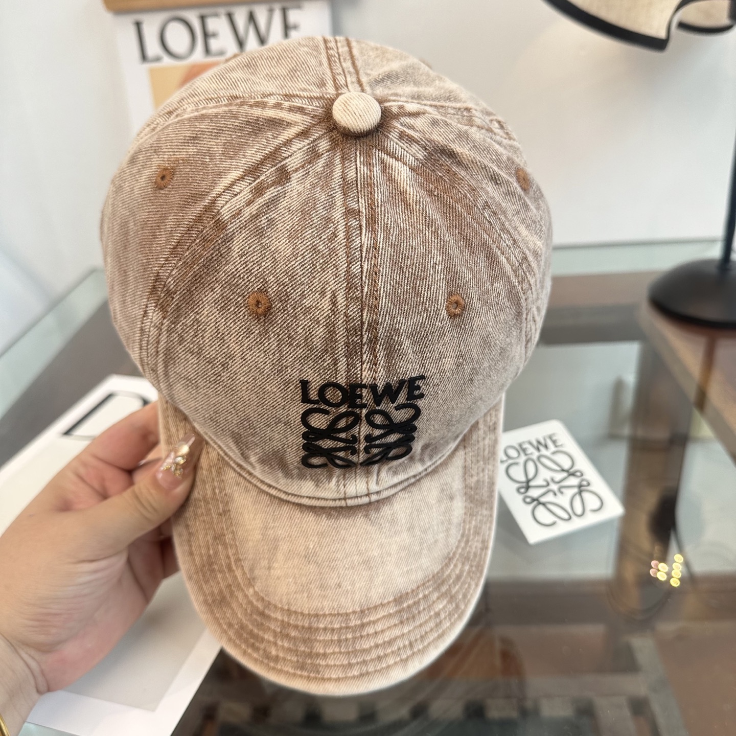 Loewe罗意威26春棒球们颜值担当，遮阳挡风的四季款，闭眼入不会撞款喔！版型挺阔 面料很好喔