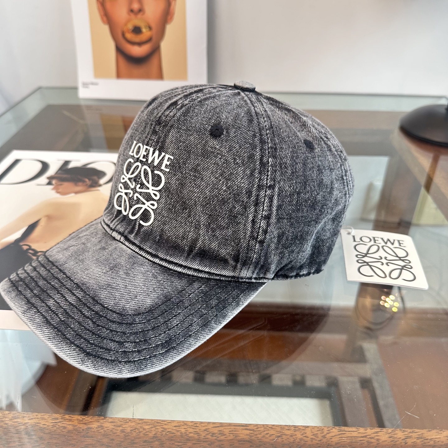 Loewe罗意威26春棒球们颜值担当，遮阳挡风的四季款，闭眼入不会撞款喔！版型挺阔 面料很好喔