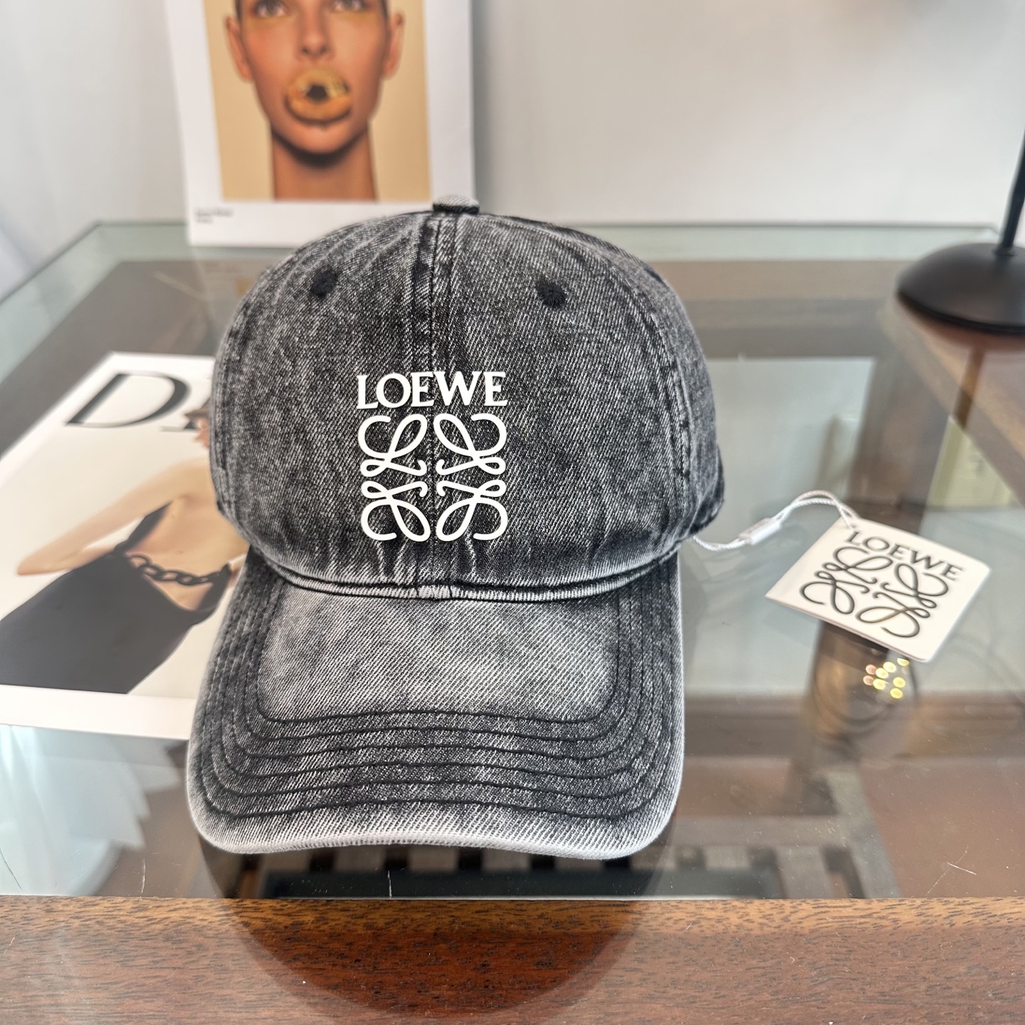 Loewe罗意威26春棒球们颜值担当，遮阳挡风的四季款，闭眼入不会撞款喔！版型挺阔 面料很好喔