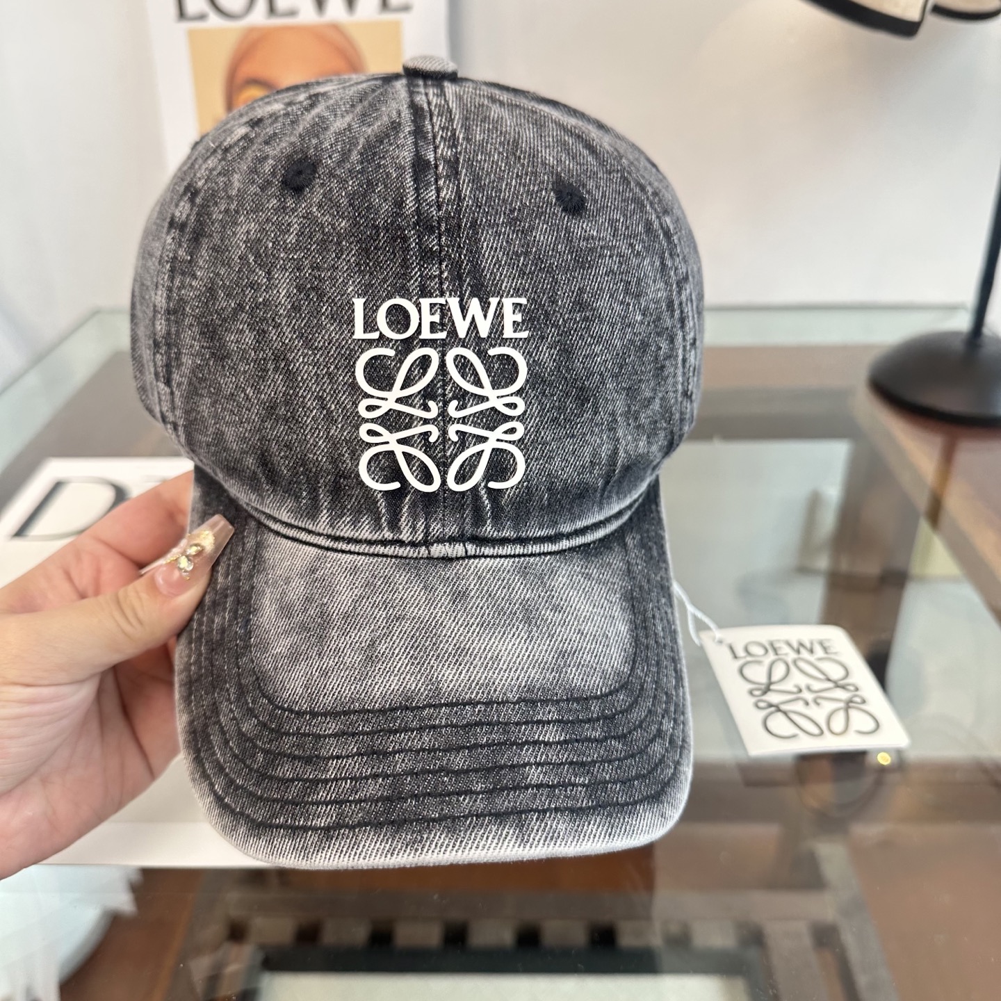 Loewe罗意威26春棒球们颜值担当，遮阳挡风的四季款，闭眼入不会撞款喔！版型挺阔 面料很好喔