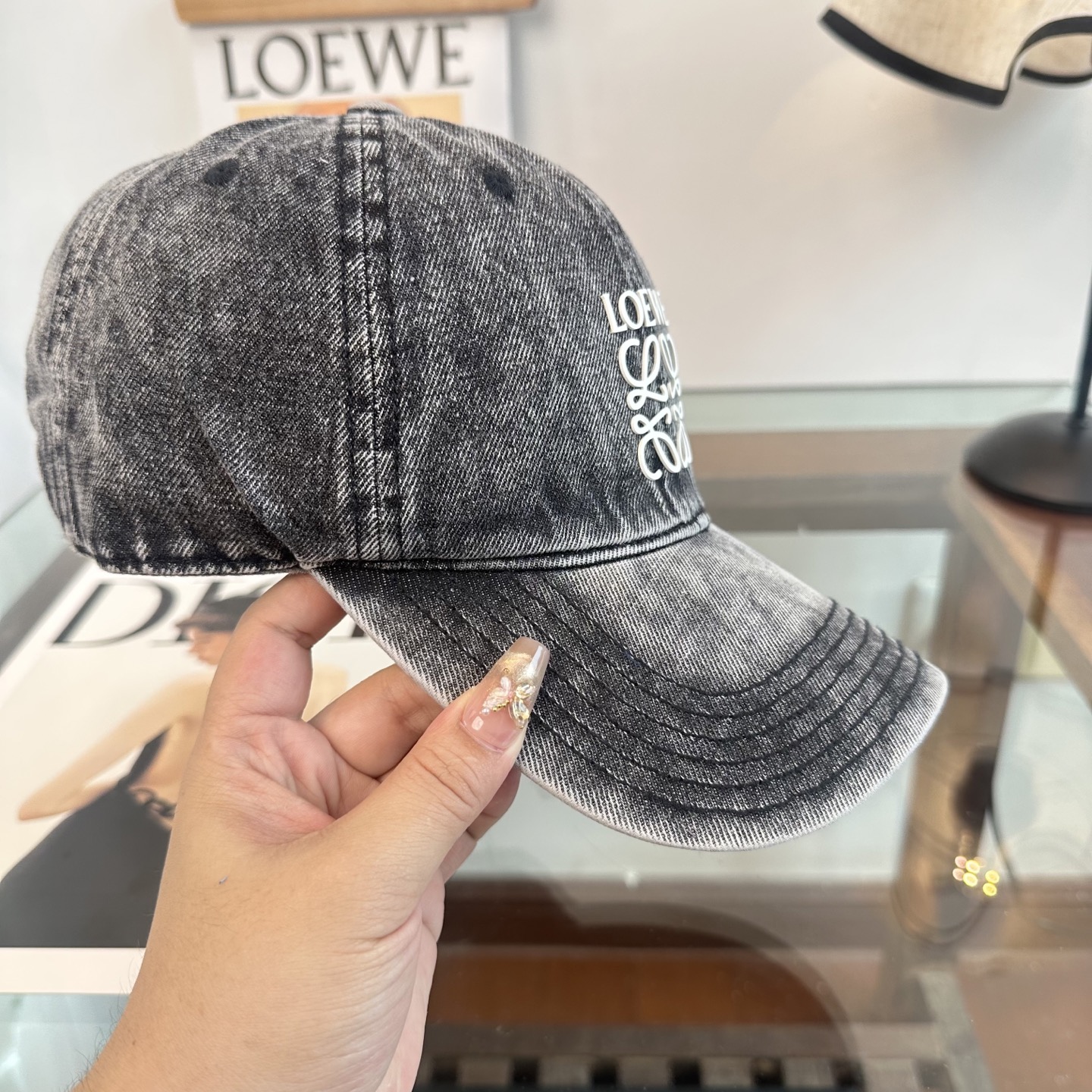 Loewe罗意威26春棒球们颜值担当，遮阳挡风的四季款，闭眼入不会撞款喔！版型挺阔 面料很好喔
