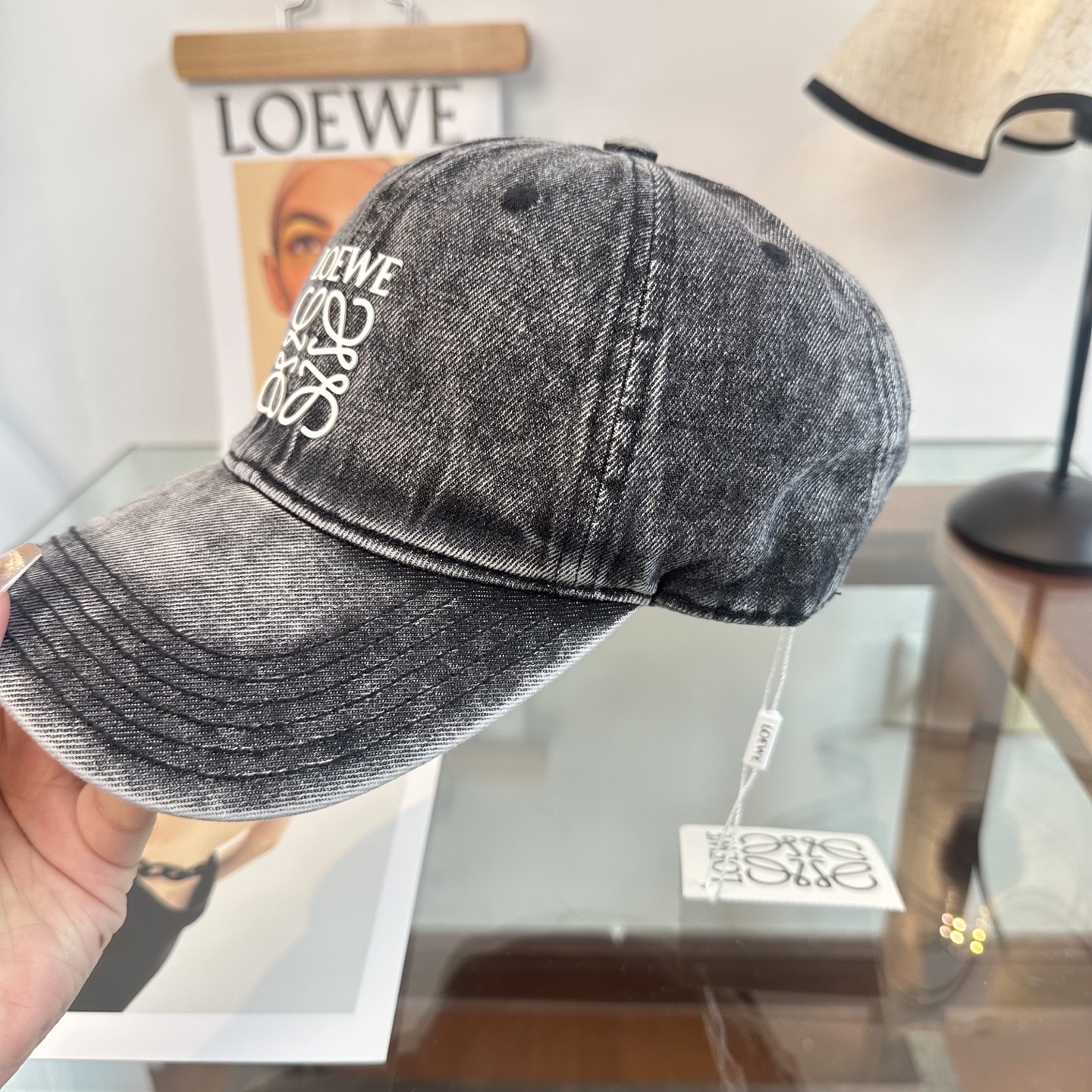 Loewe罗意威26春棒球们颜值担当，遮阳挡风的四季款，闭眼入不会撞款喔！版型挺阔 面料很好喔