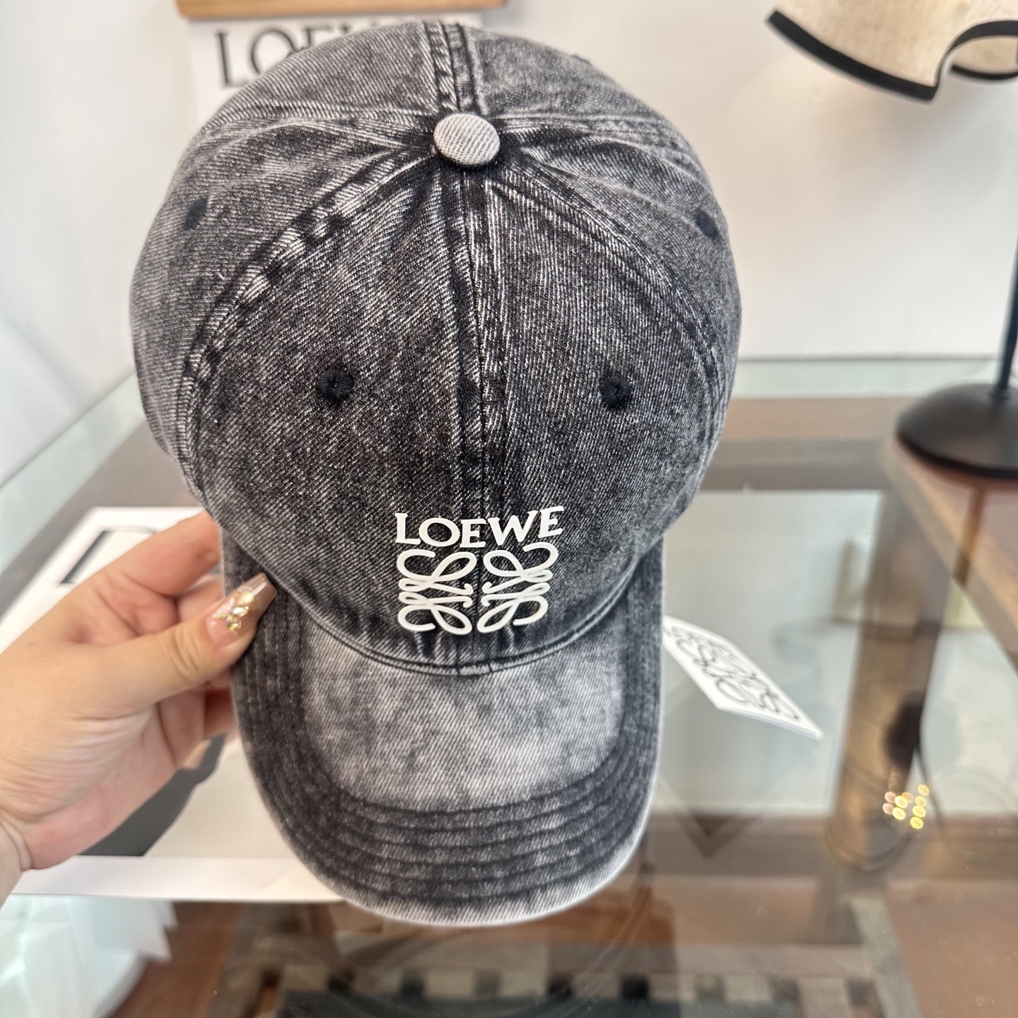 Loewe罗意威26春棒球们颜值担当，遮阳挡风的四季款，闭眼入不会撞款喔！版型挺阔 面料很好喔