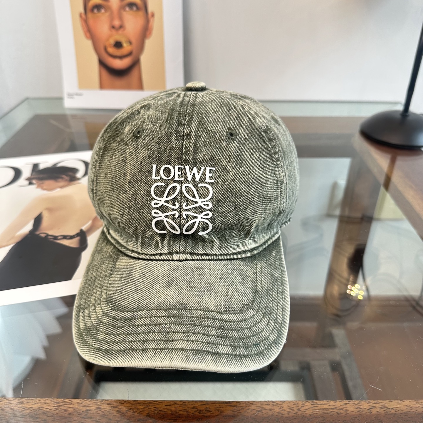 Loewe罗意威26春棒球们颜值担当，遮阳挡风的四季款，闭眼入不会撞款喔！版型挺阔 面料很好喔