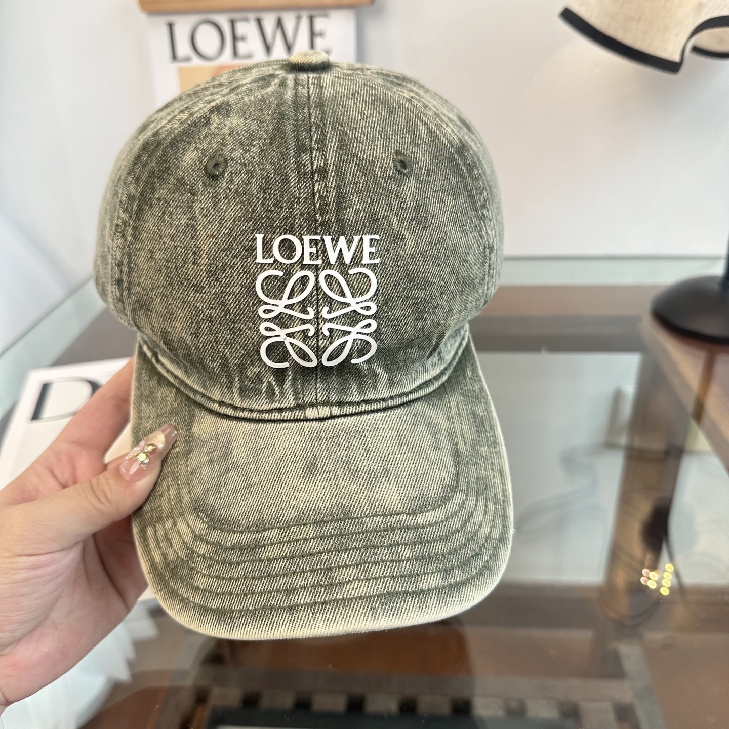 Loewe罗意威26春棒球们颜值担当，遮阳挡风的四季款，闭眼入不会撞款喔！版型挺阔 面料很好喔