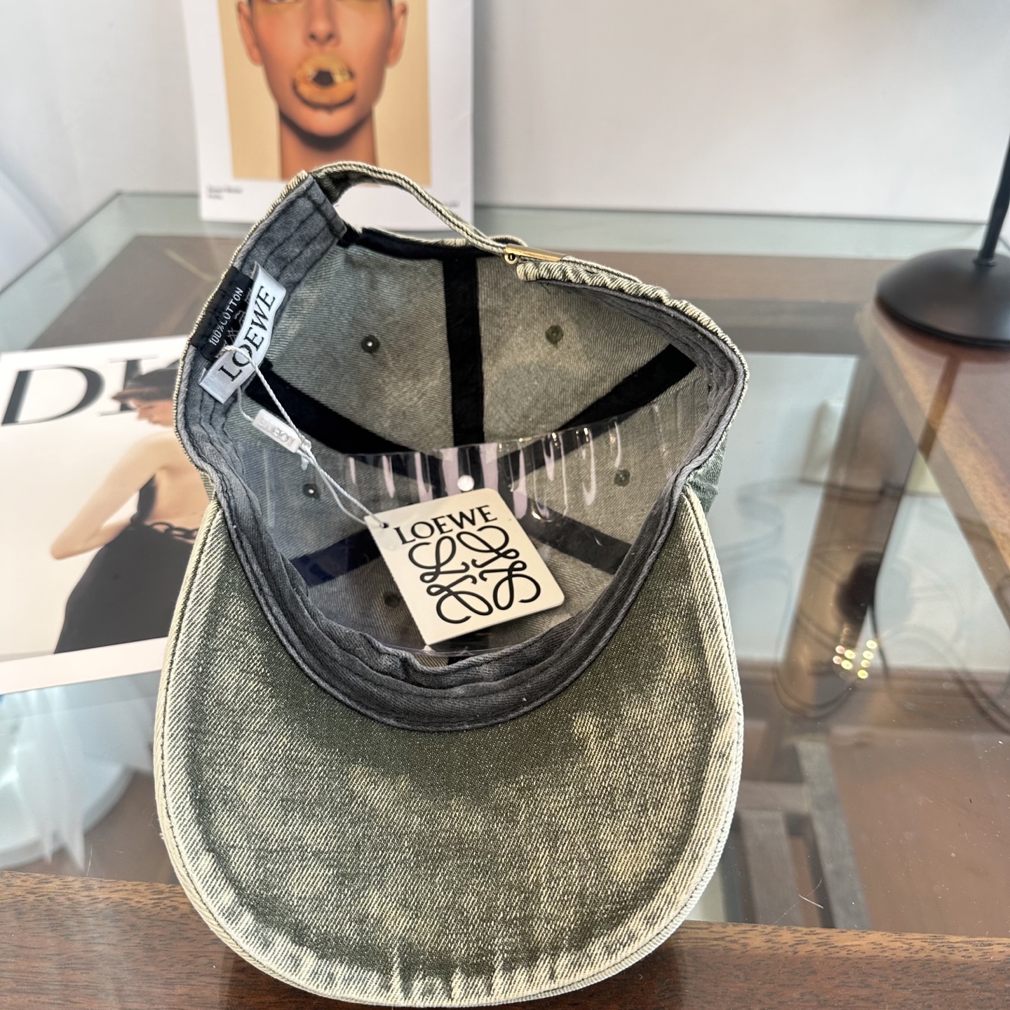Loewe罗意威26春棒球们颜值担当，遮阳挡风的四季款，闭眼入不会撞款喔！版型挺阔 面料很好喔