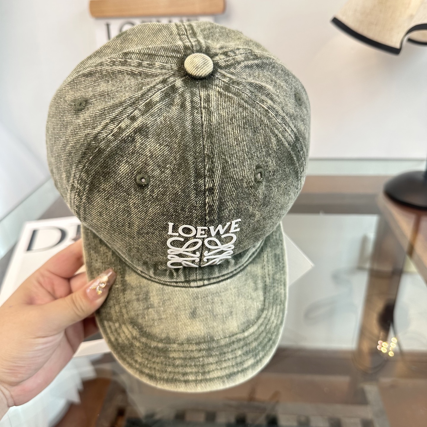 Loewe罗意威26春棒球们颜值担当，遮阳挡风的四季款，闭眼入不会撞款喔！版型挺阔 面料很好喔