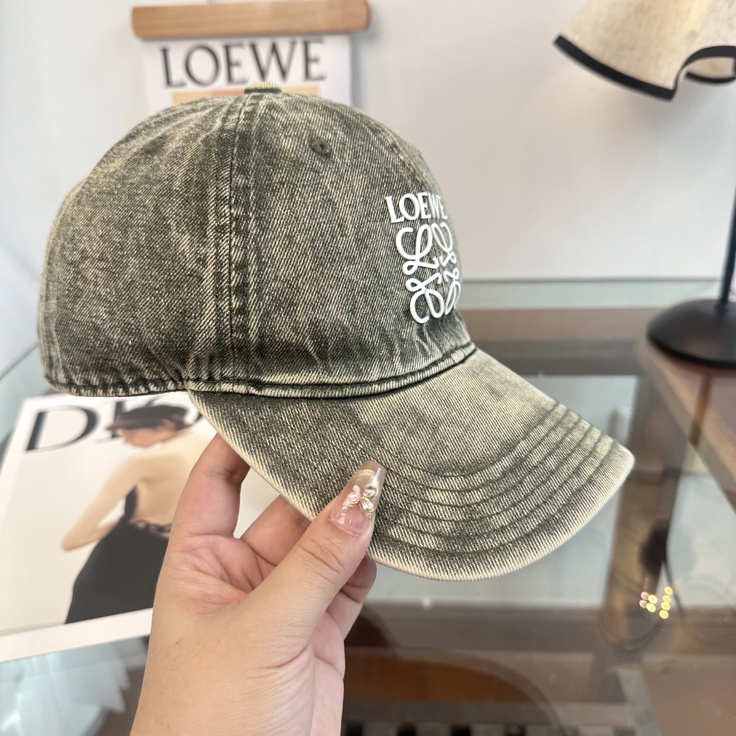 Loewe罗意威26春棒球们颜值担当，遮阳挡风的四季款，闭眼入不会撞款喔！版型挺阔 面料很好喔