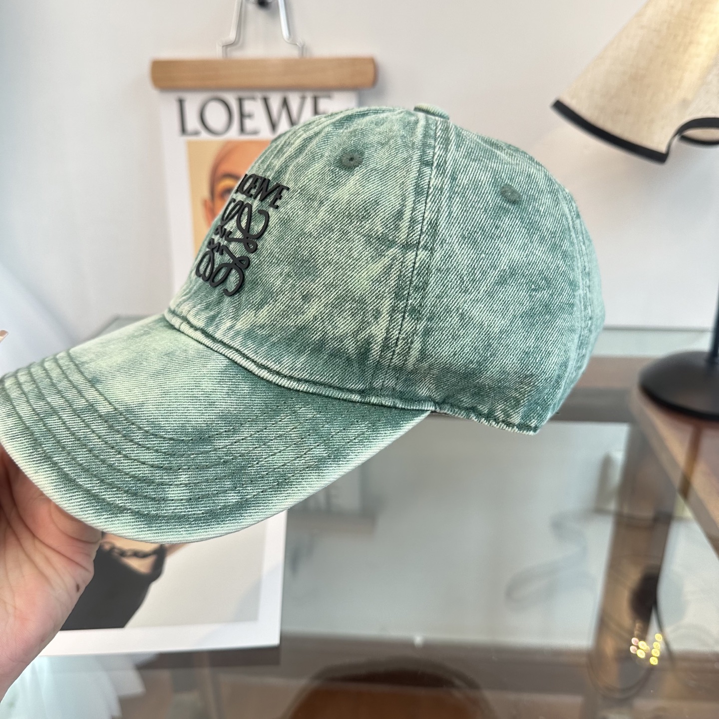 Loewe罗意威26春棒球们颜值担当，遮阳挡风的四季款，闭眼入不会撞款喔！版型挺阔 面料很好喔