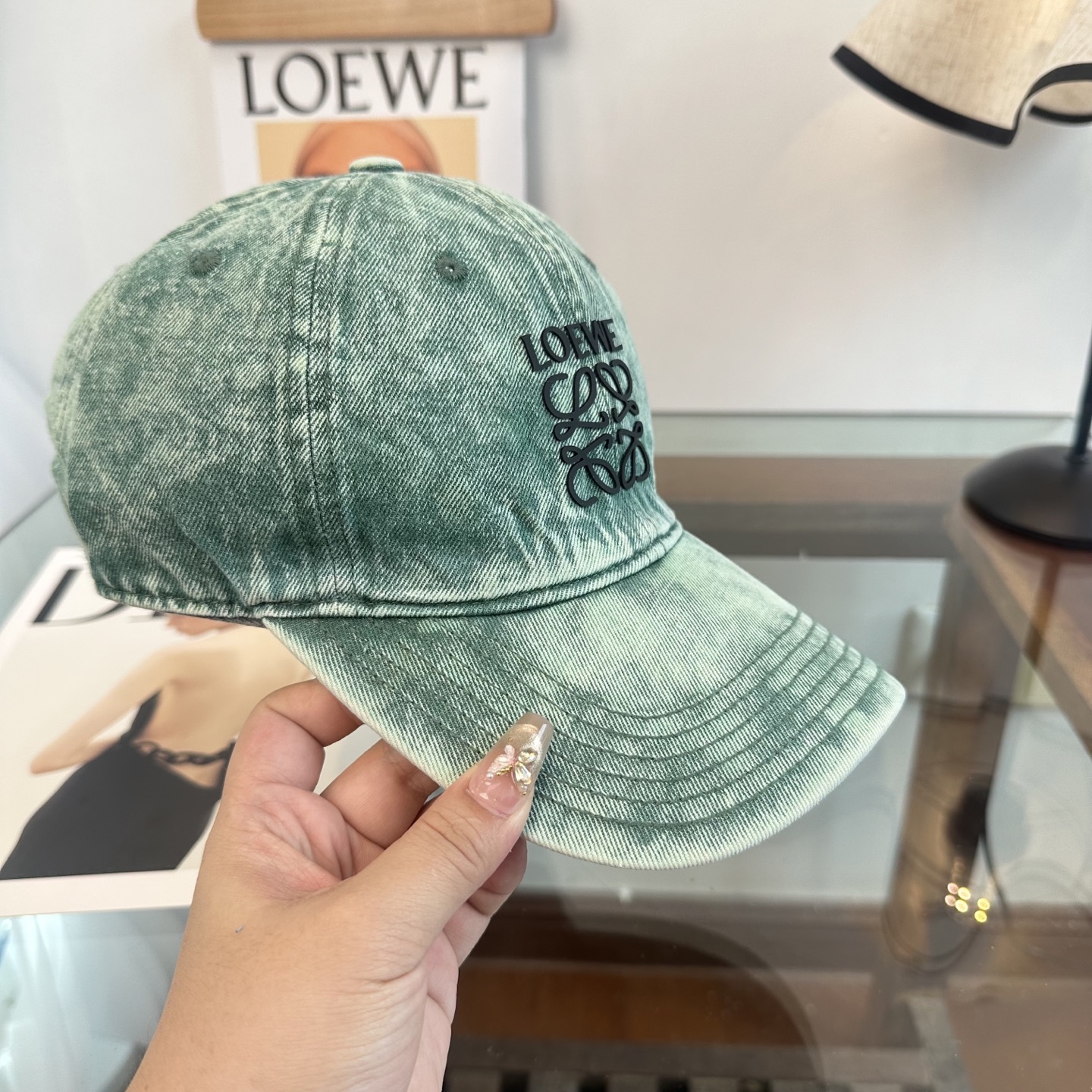 Loewe罗意威26春棒球们颜值担当，遮阳挡风的四季款，闭眼入不会撞款喔！版型挺阔 面料很好喔