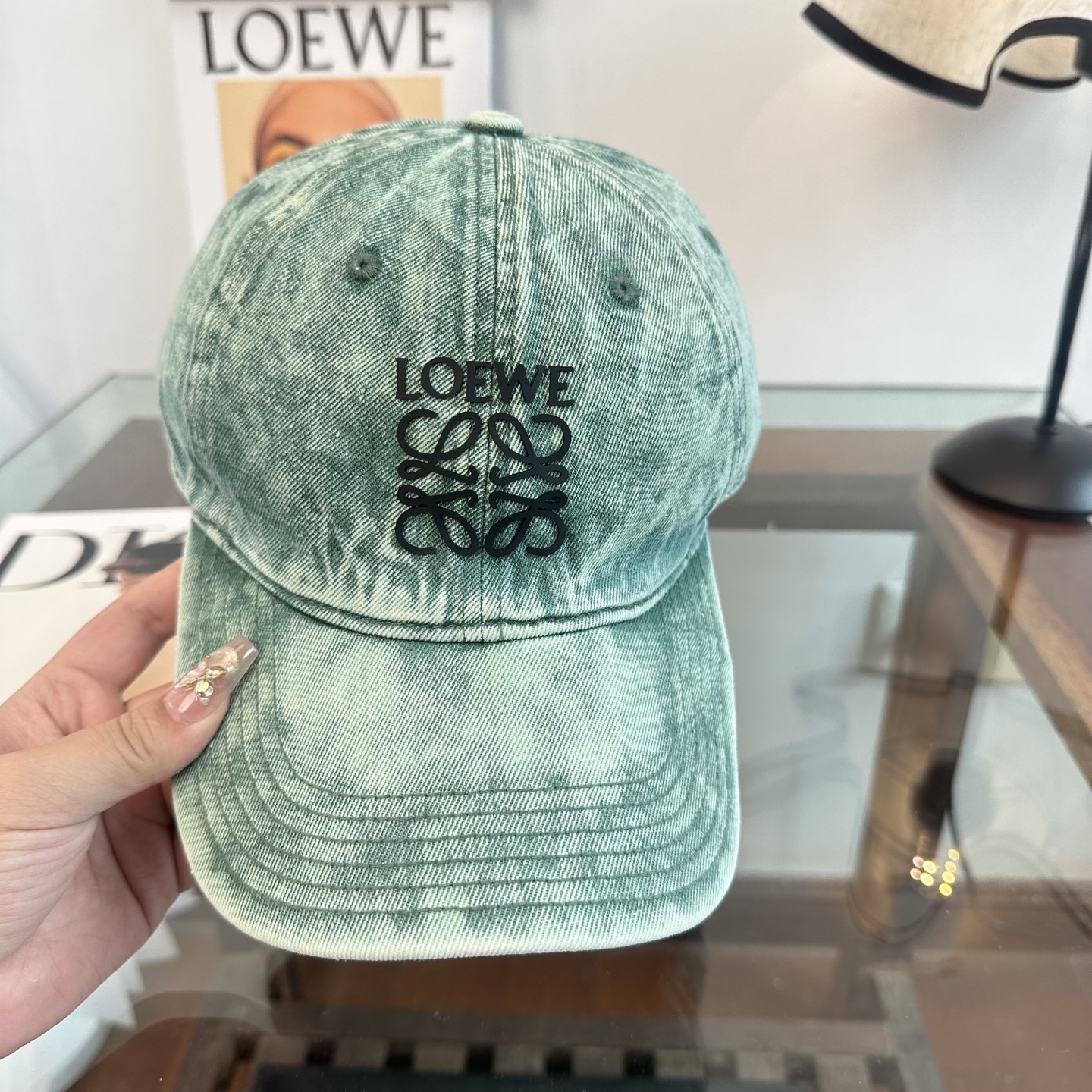 Loewe罗意威26春棒球们颜值担当，遮阳挡风的四季款，闭眼入不会撞款喔！版型挺阔 面料很好喔