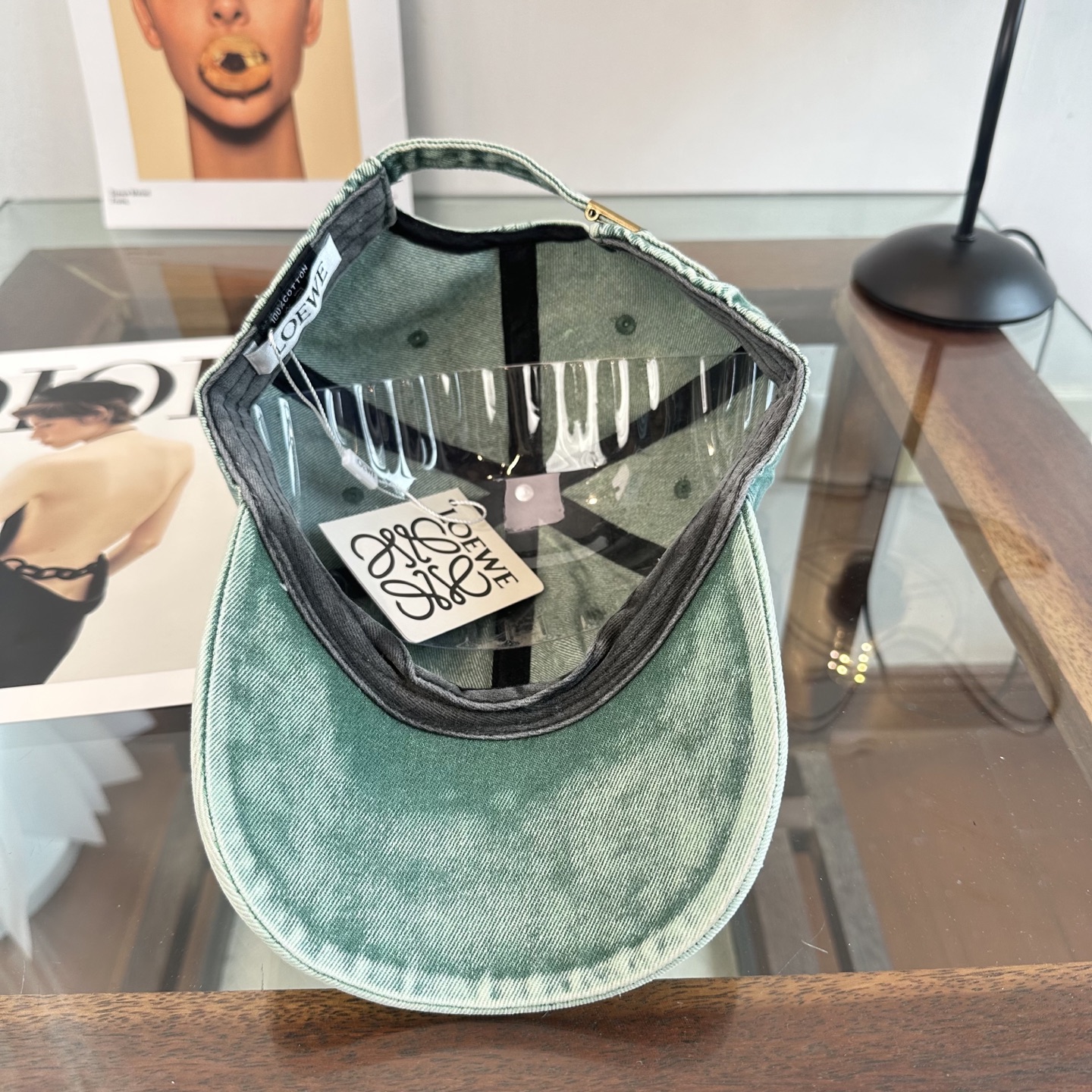 Loewe罗意威26春棒球们颜值担当，遮阳挡风的四季款，闭眼入不会撞款喔！版型挺阔 面料很好喔