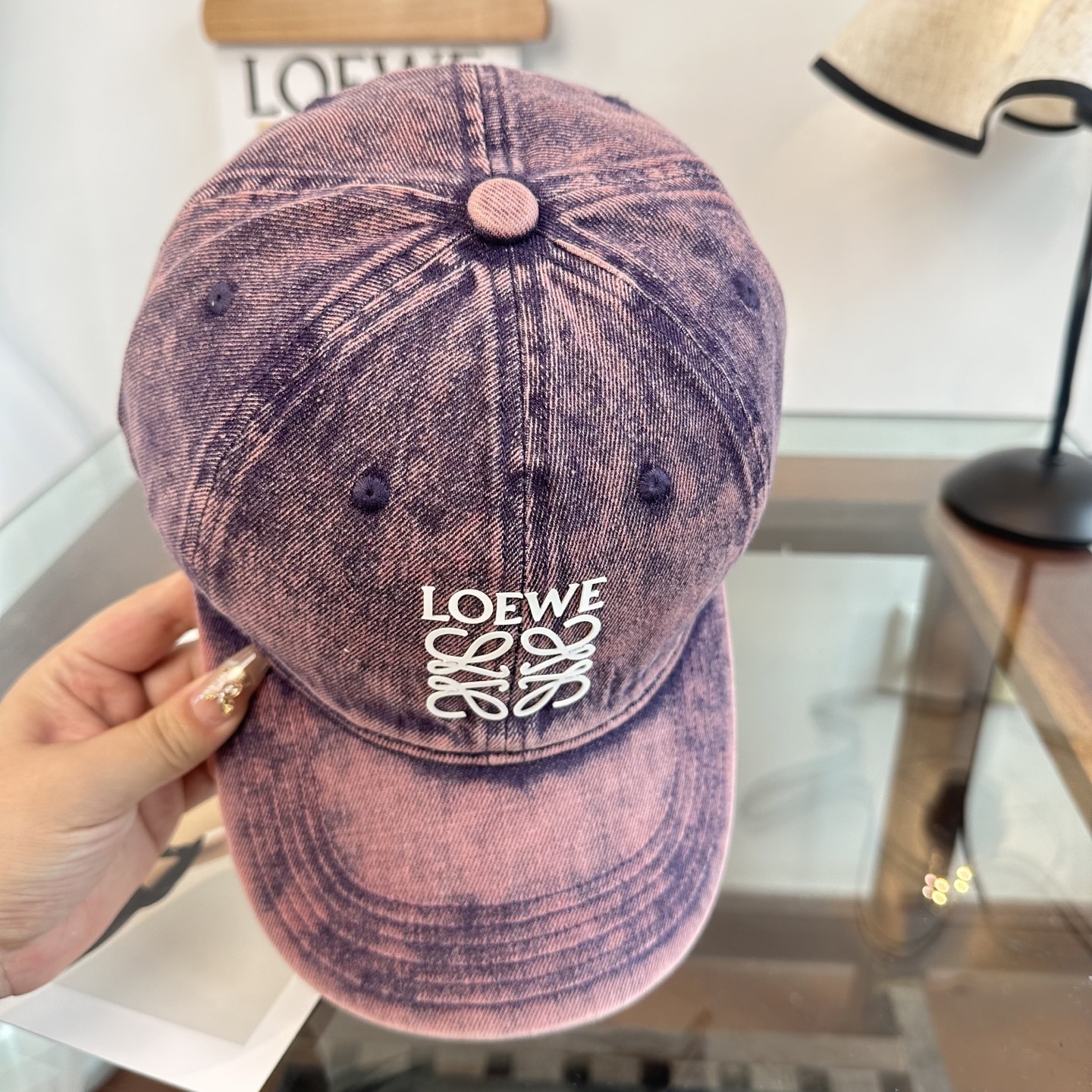 Loewe罗意威26春棒球们颜值担当，遮阳挡风的四季款，闭眼入不会撞款喔！版型挺阔 面料很好喔