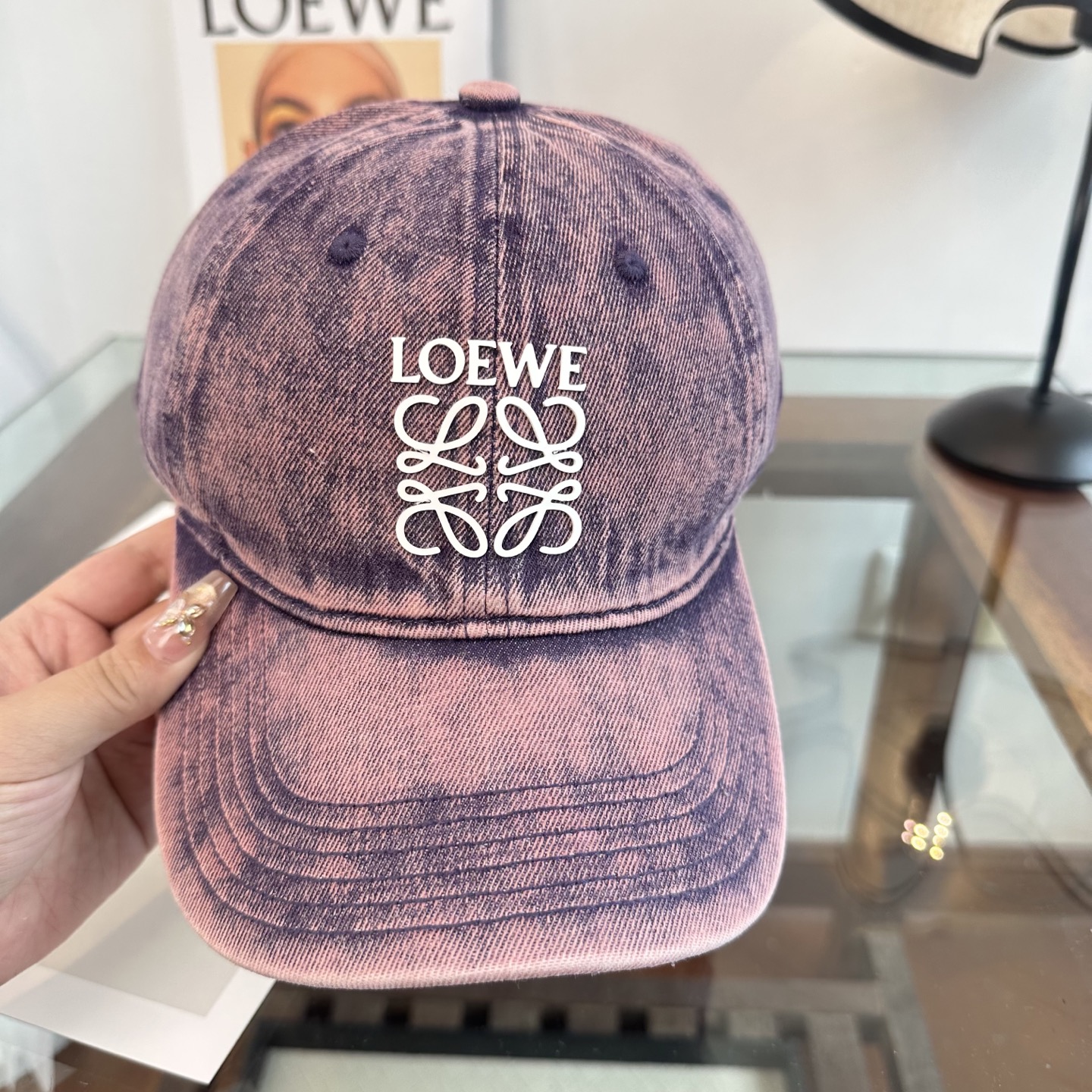 Loewe罗意威26春棒球们颜值担当，遮阳挡风的四季款，闭眼入不会撞款喔！版型挺阔 面料很好喔