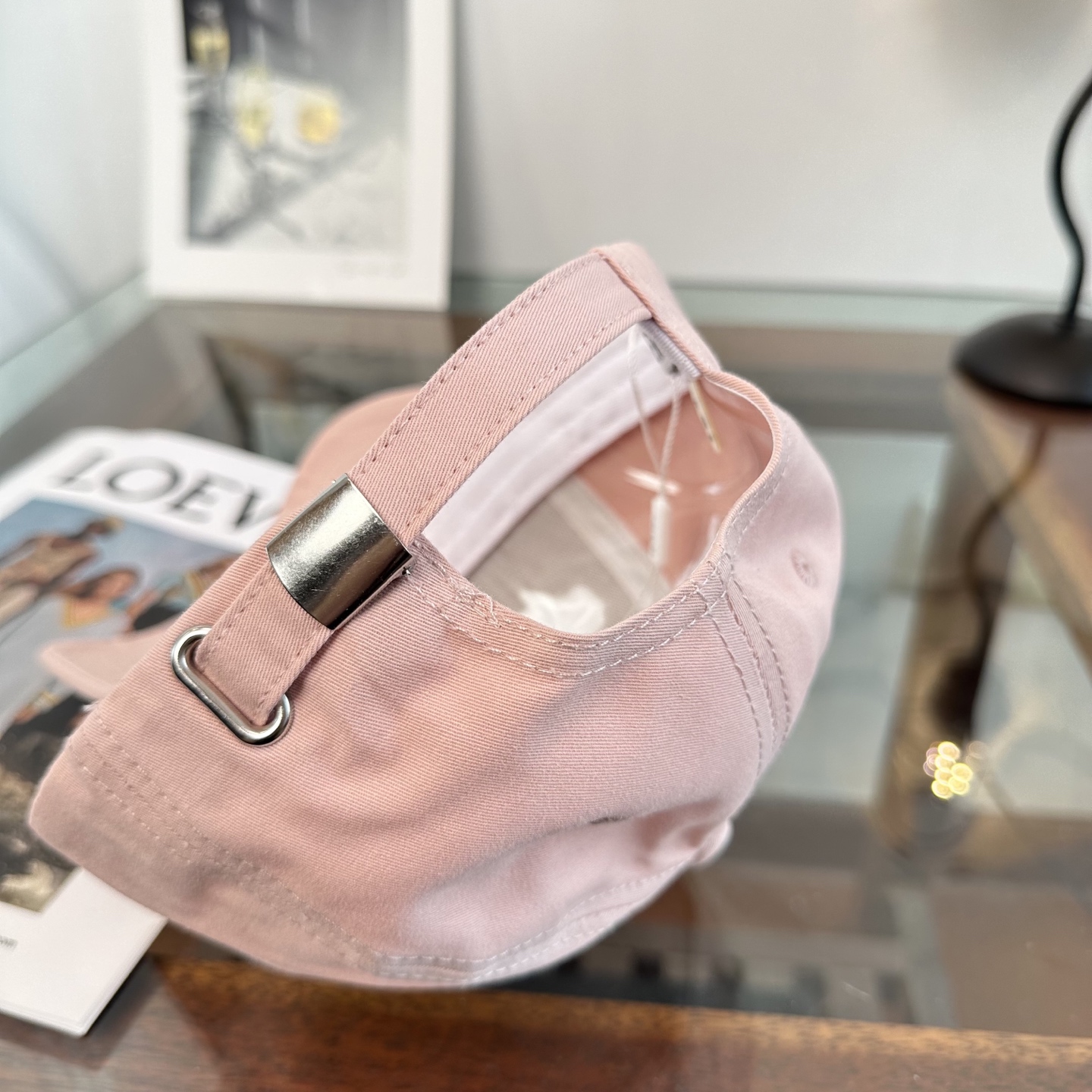 Loewe罗意威26春棒球们颜值担当，遮阳挡风的四季款，闭眼入不会撞款喔！版型挺阔 面料很好喔