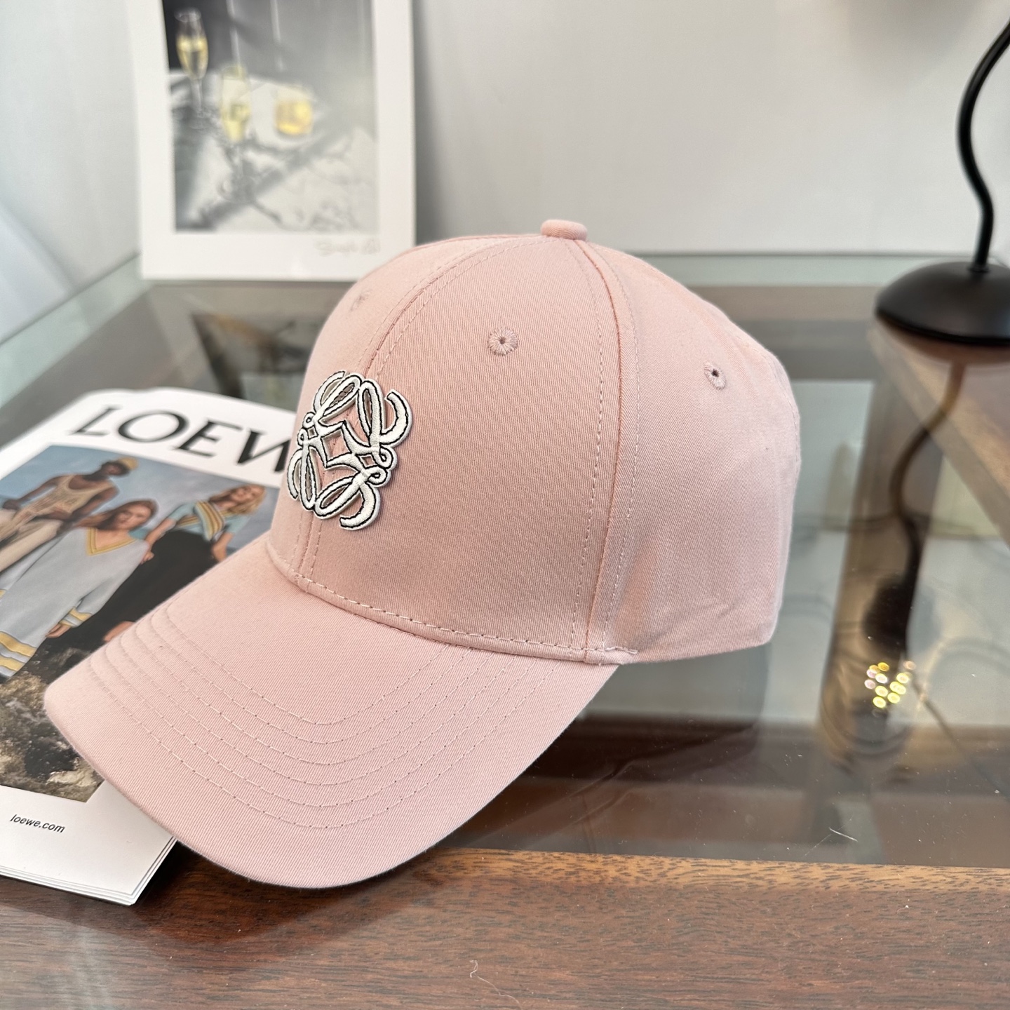 Loewe罗意威26春棒球们颜值担当，遮阳挡风的四季款，闭眼入不会撞款喔！版型挺阔 面料很好喔