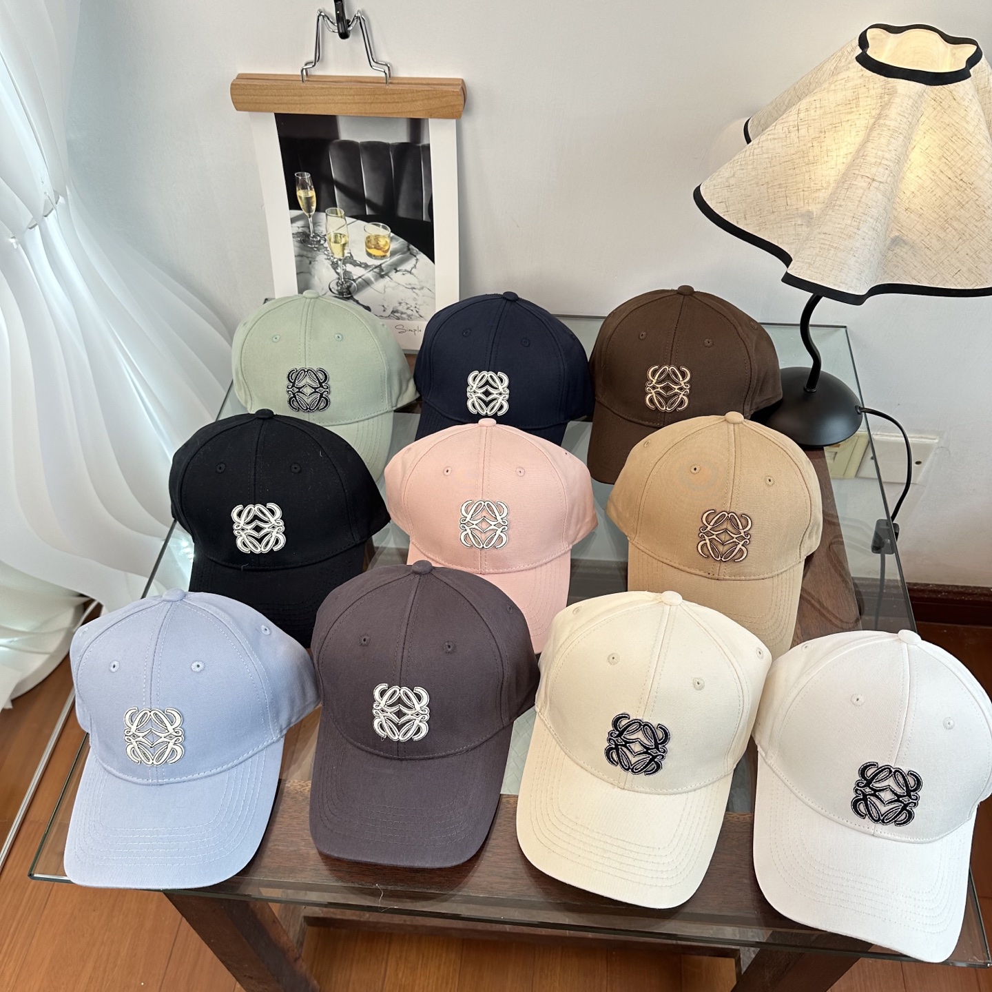 Loewe罗意威26春棒球们颜值担当，遮阳挡风的四季款，闭眼入不会撞款喔！版型挺阔 面料很好喔