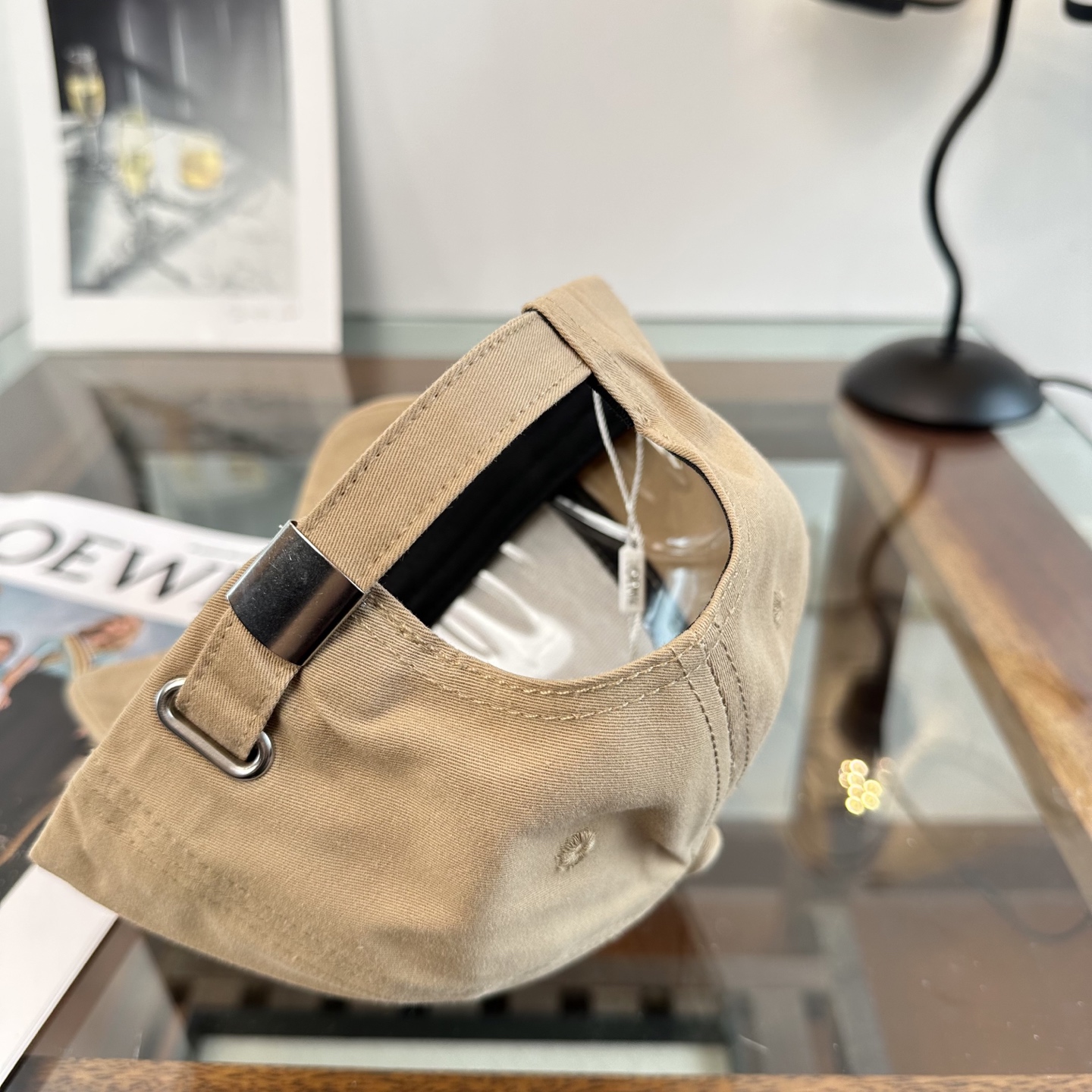 Loewe罗意威26春棒球们颜值担当，遮阳挡风的四季款，闭眼入不会撞款喔！版型挺阔 面料很好喔