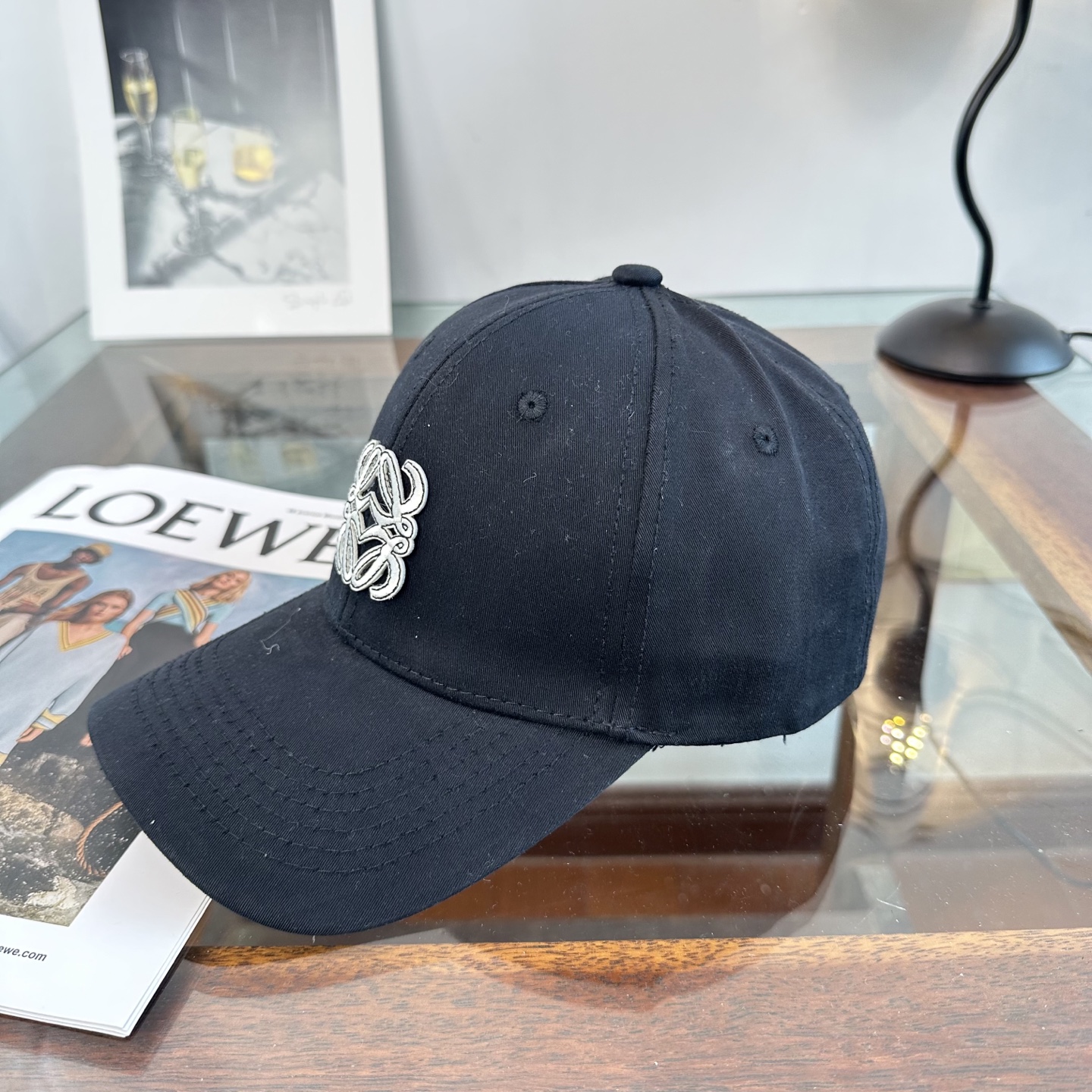 Loewe罗意威26春棒球们颜值担当，遮阳挡风的四季款，闭眼入不会撞款喔！版型挺阔 面料很好喔