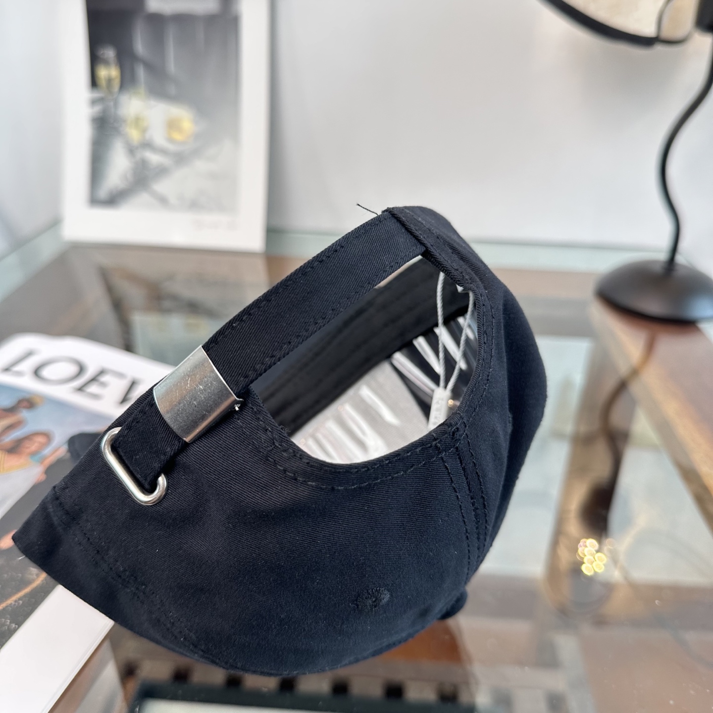 Loewe罗意威26春棒球们颜值担当，遮阳挡风的四季款，闭眼入不会撞款喔！版型挺阔 面料很好喔