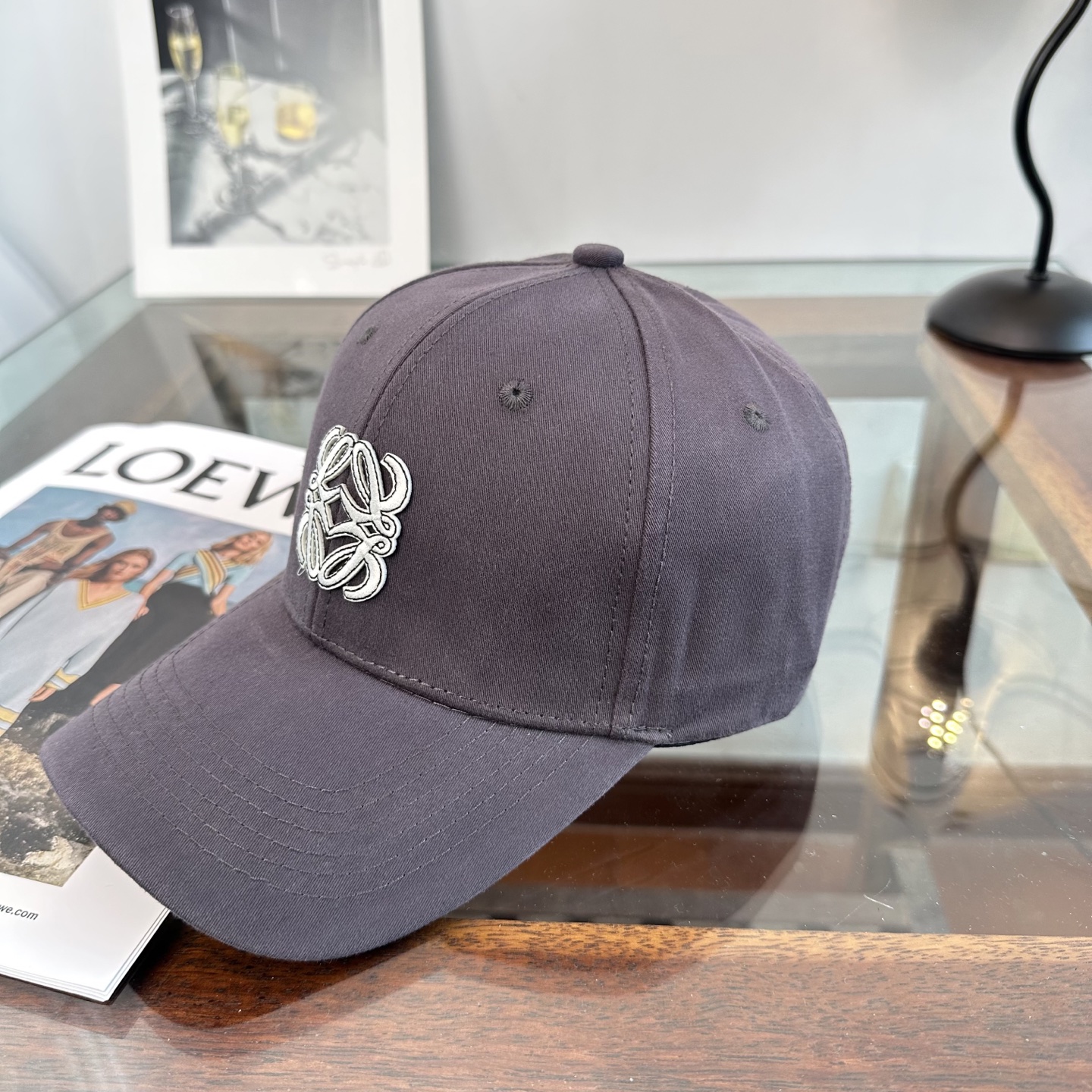 Loewe罗意威26春棒球们颜值担当，遮阳挡风的四季款，闭眼入不会撞款喔！版型挺阔 面料很好喔