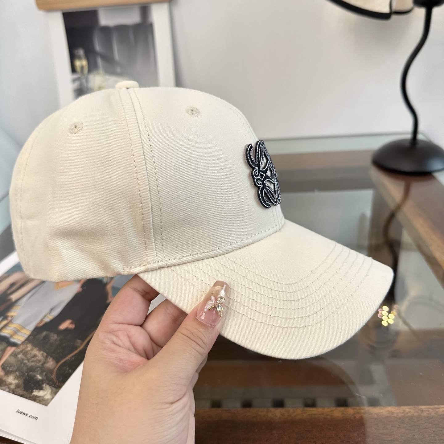 Loewe罗意威26春棒球们颜值担当，遮阳挡风的四季款，闭眼入不会撞款喔！版型挺阔 面料很好喔