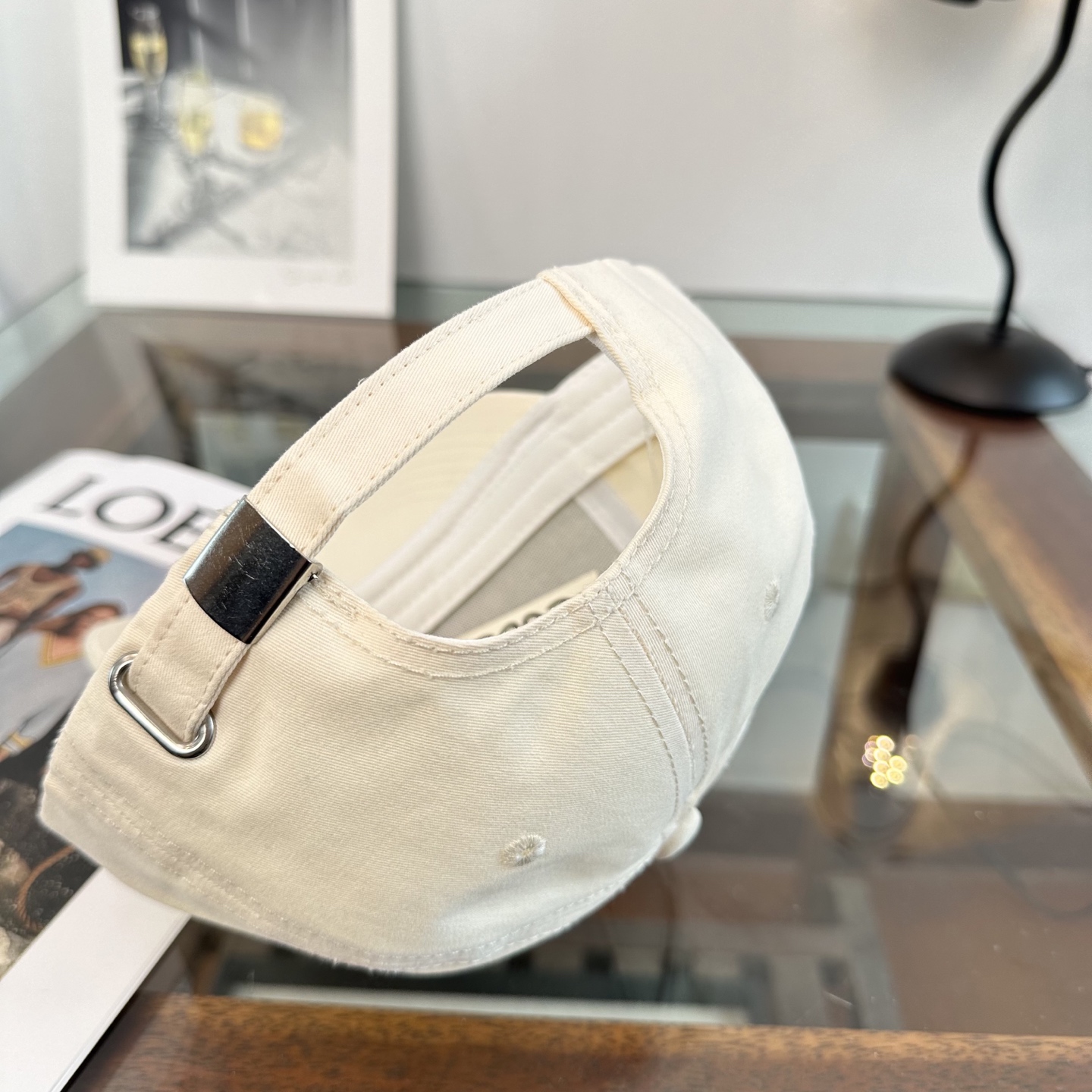 Loewe罗意威26春棒球们颜值担当，遮阳挡风的四季款，闭眼入不会撞款喔！版型挺阔 面料很好喔