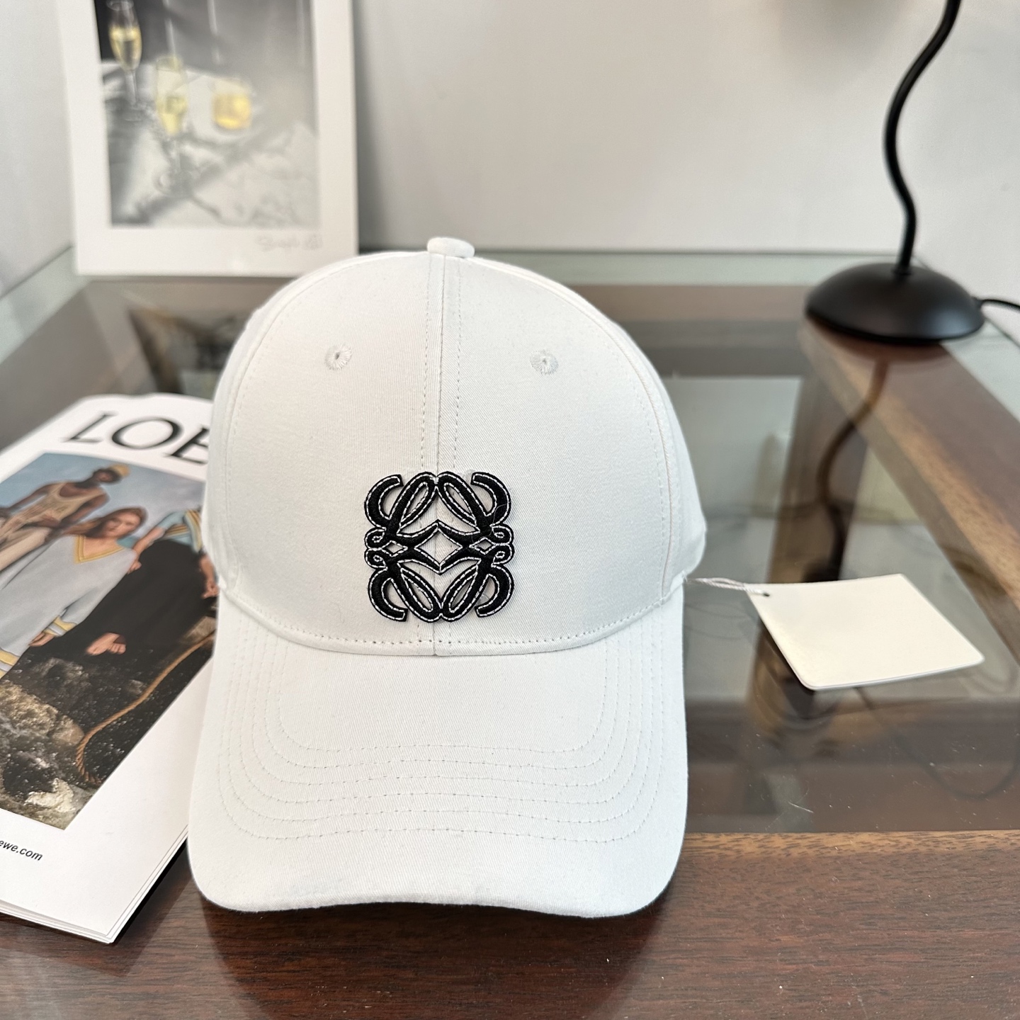 Loewe罗意威26春棒球们颜值担当，遮阳挡风的四季款，闭眼入不会撞款喔！版型挺阔 面料很好喔