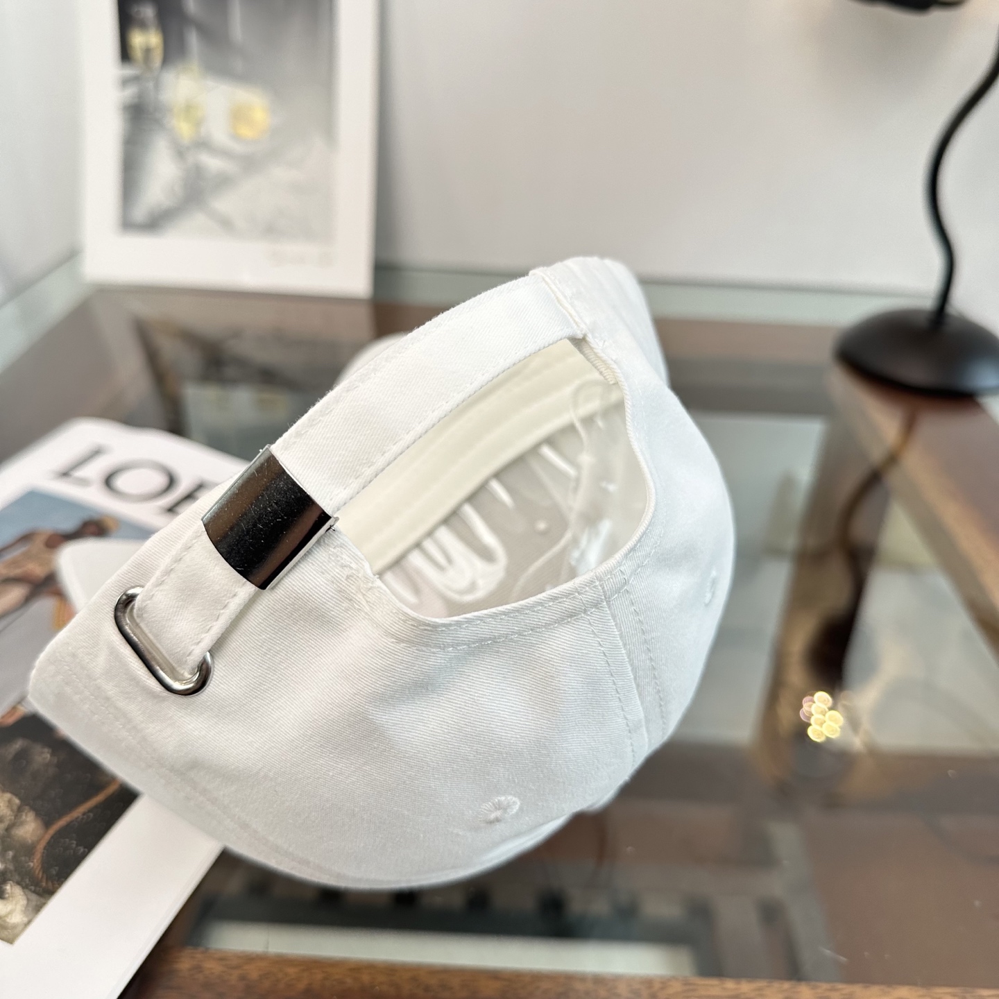 Loewe罗意威26春棒球们颜值担当，遮阳挡风的四季款，闭眼入不会撞款喔！版型挺阔 面料很好喔