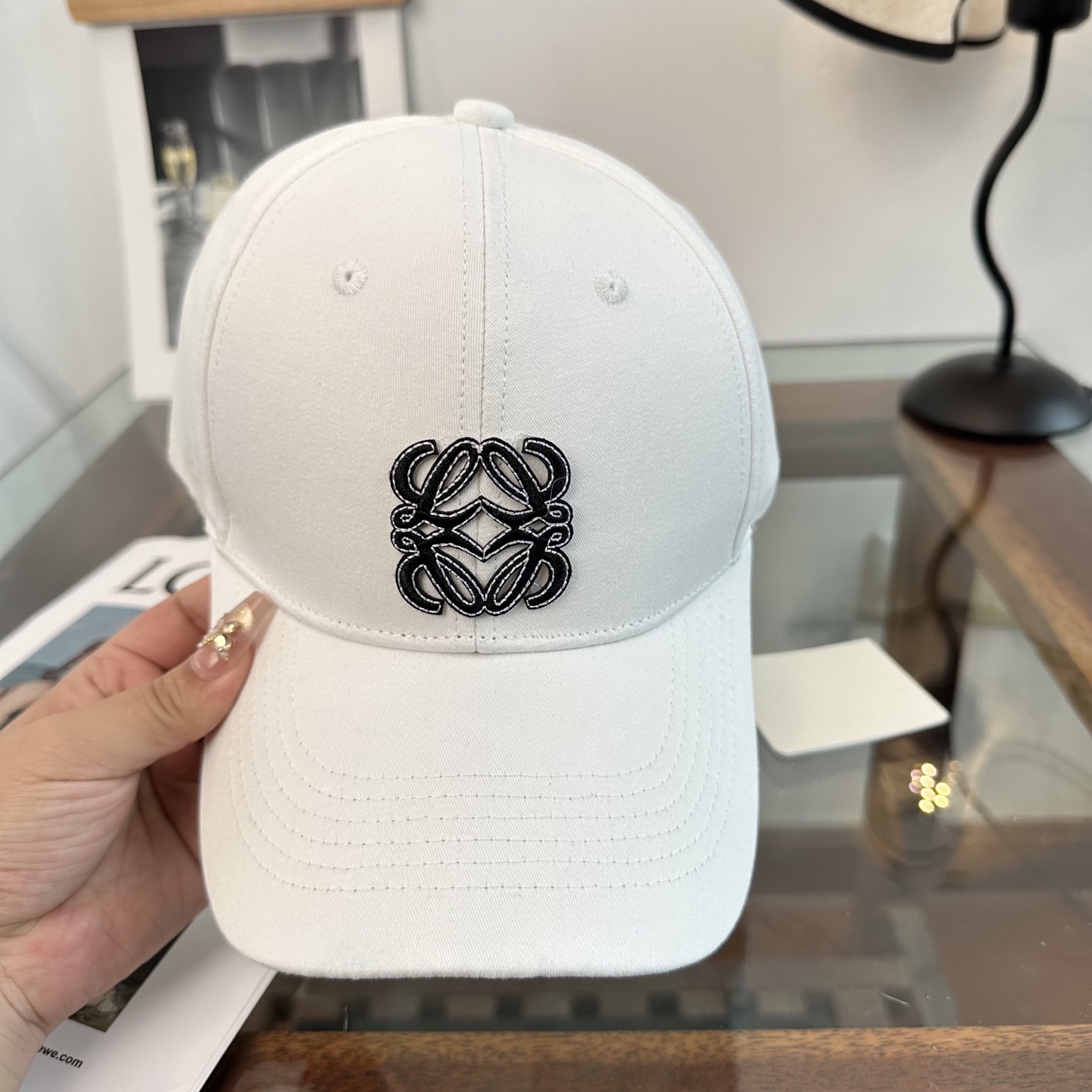 Loewe罗意威26春棒球们颜值担当，遮阳挡风的四季款，闭眼入不会撞款喔！版型挺阔 面料很好喔