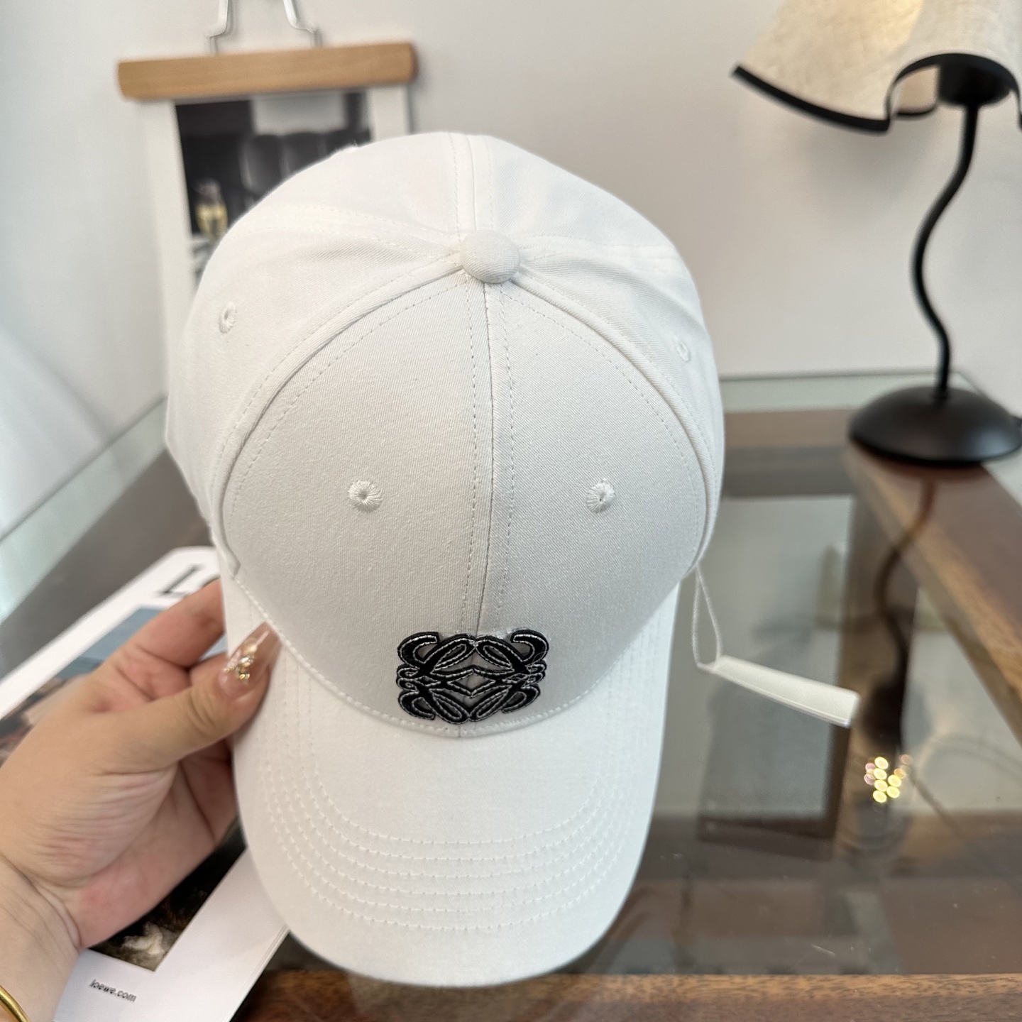Loewe罗意威26春棒球们颜值担当，遮阳挡风的四季款，闭眼入不会撞款喔！版型挺阔 面料很好喔