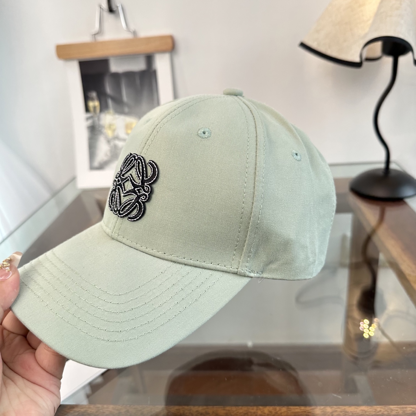 Loewe罗意威26春棒球们颜值担当，遮阳挡风的四季款，闭眼入不会撞款喔！版型挺阔 面料很好喔