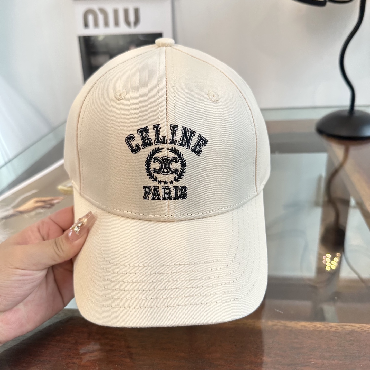 爆款CELINE（赛琳）简约明星同款最新棒球帽，时尚潮流，高端做工！每一个帽子都是用心之作！非一般的品质